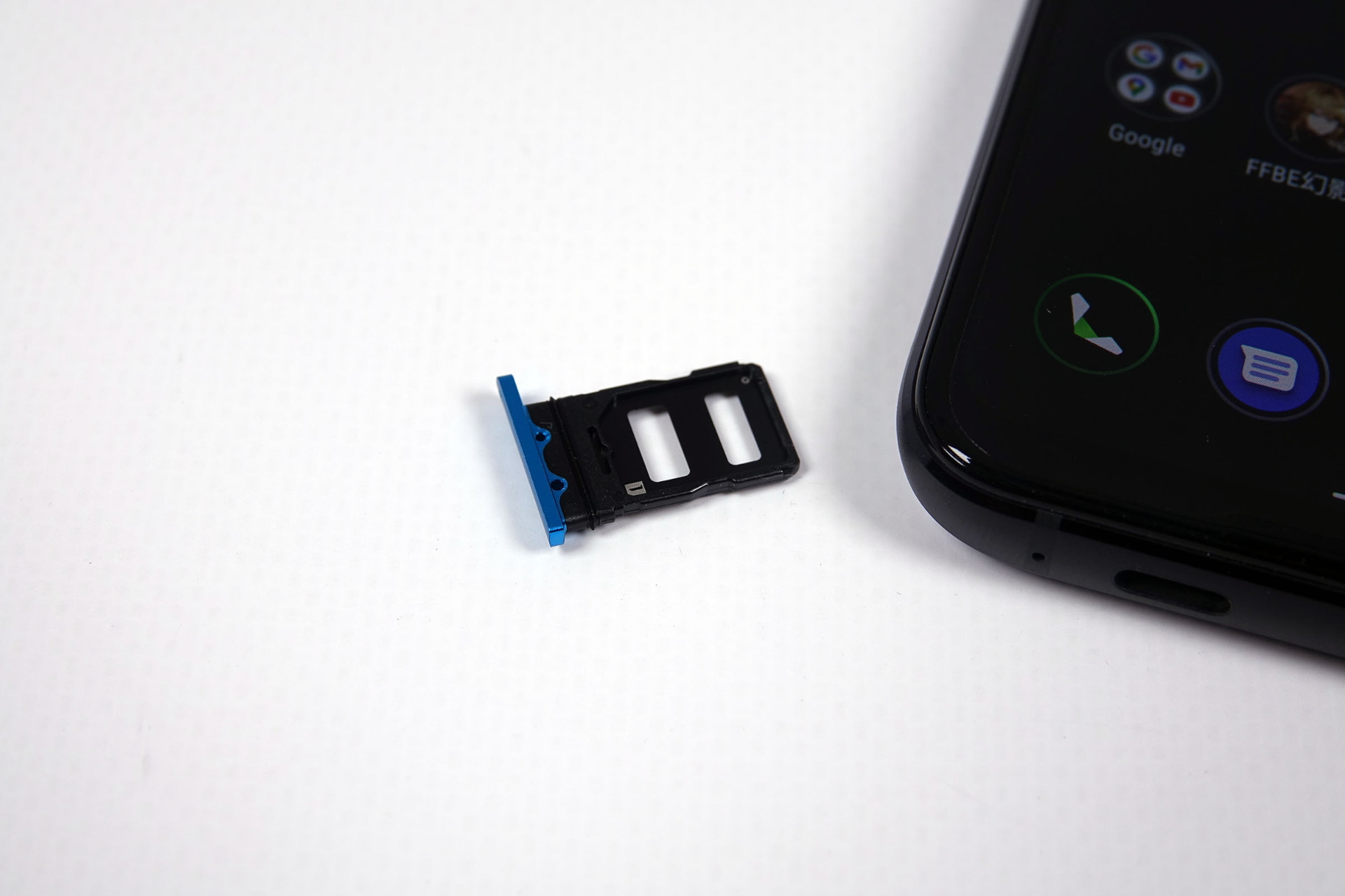 SIMスロットは、nanoSIMカードを表裏で挿入できる