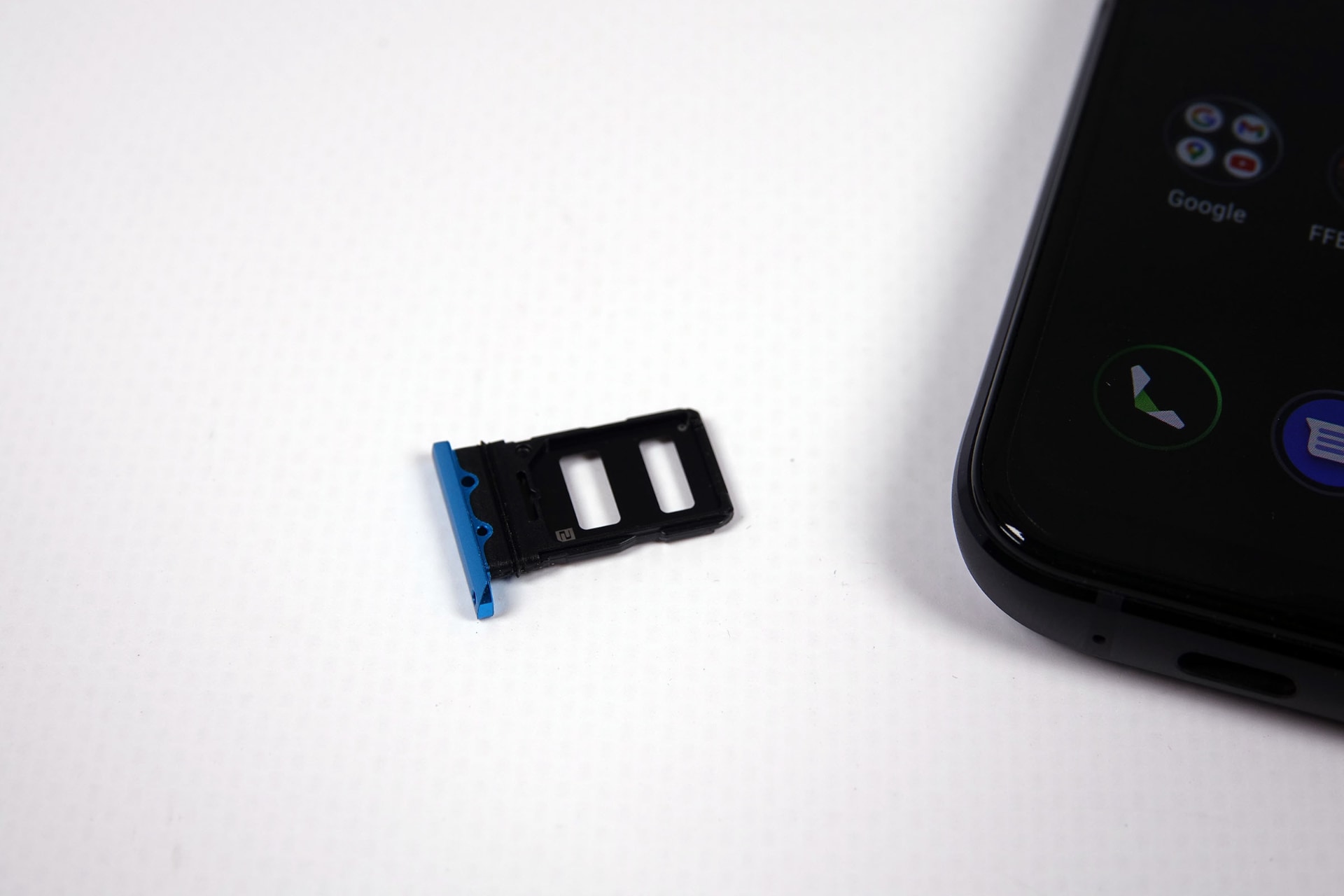 SIMスロットは、nanoSIMカードを表裏で挿入できる