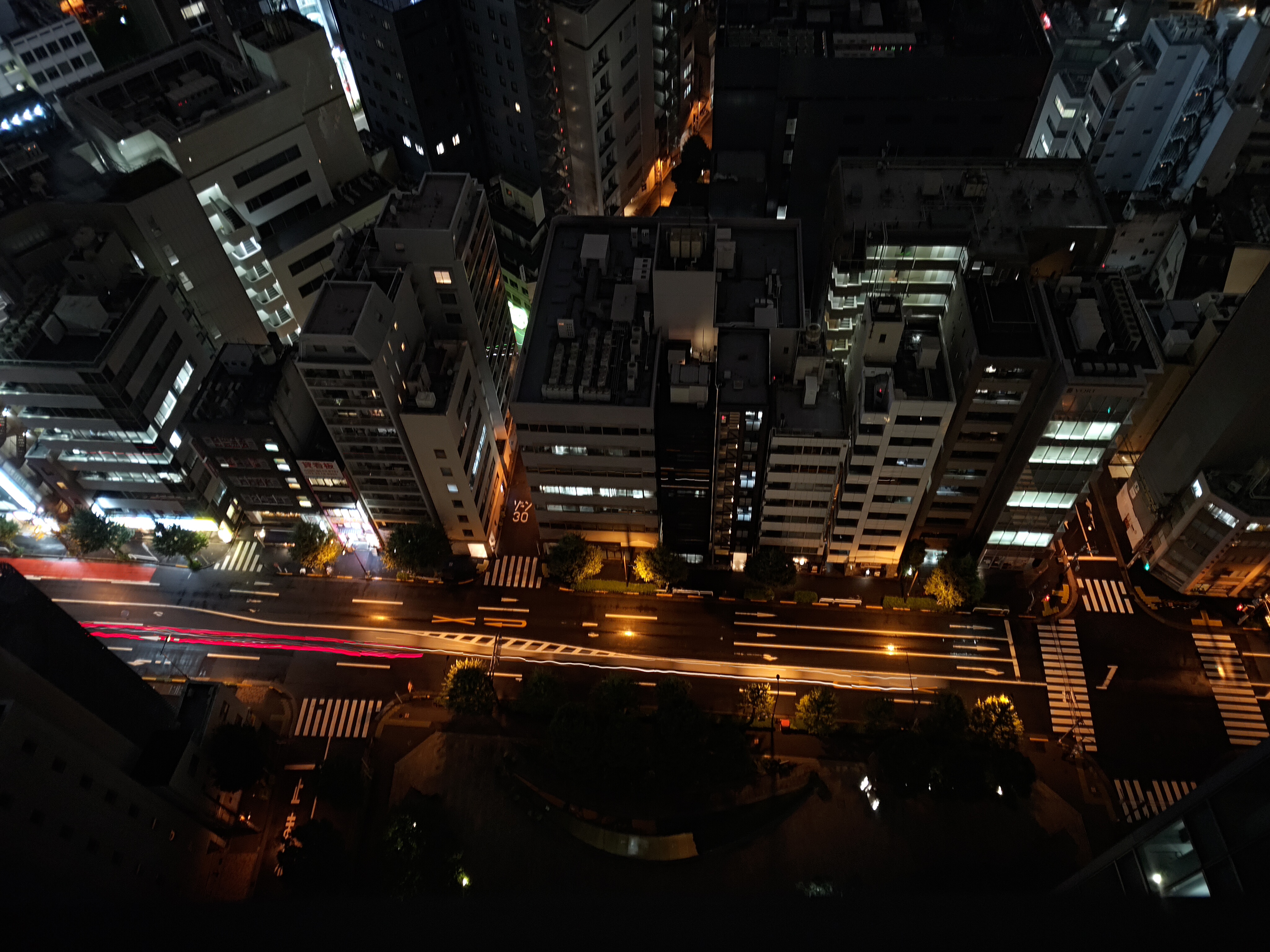 ライトトレイルモード「トラフィック」を使って撮影。自動車のライトの軌跡を残した写真が撮影できる