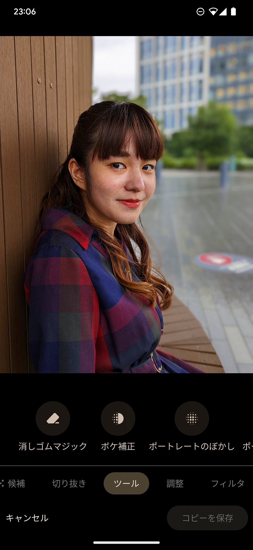 「消しゴムマジック」の画面。背景にある人物だけでなく、他のオブジェクトも消去できる。ここでは右端の路面上のペイントを消してみる