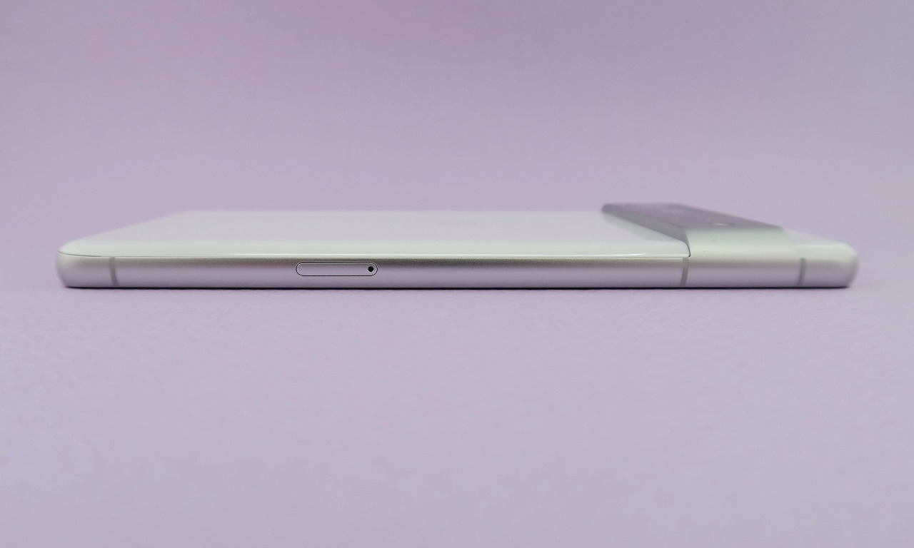 「Pixel 7」の左側面には、ピンで取り出すタイプのSIMカードスロットを備える。カメラバーを含めた厚さは実測で約11mm