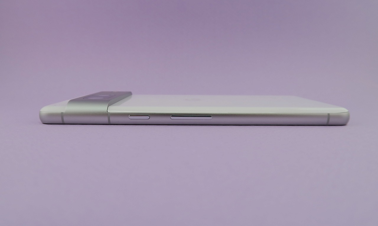 「Pixel 7」の右側面は電源キーとシーソー式音量キーが並ぶ。他のスマートフォンと違い、電源キーが上側に配される