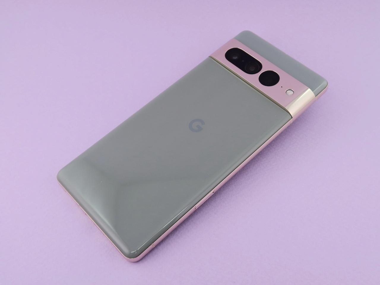 「Pixel 7 Pro」の背面。カメラバー部分のパーツは光沢仕上げ。今回のイメージカラーでもあるHazelは、光沢感があり、指紋や手の跡は少し残る