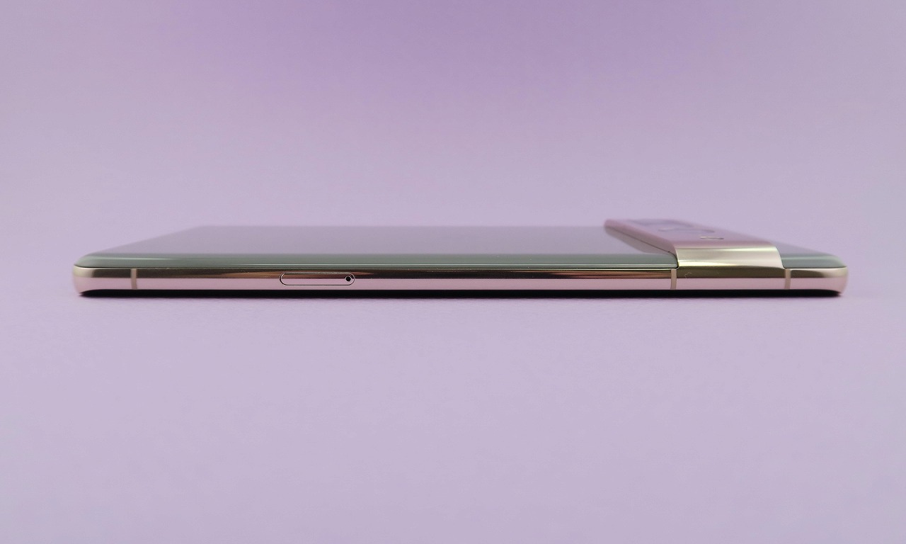 「Pixel 7 Pro」の左側面には、ピンで取り出すタイプのSIMカードスロットを備える。カメラバーを含めた厚さは実測で約11mm