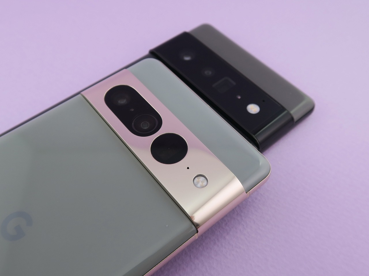 「Pixel 7」（手前）と「Pixel 6」（背後）のカメラバー部分。メタリックなパーツで、グッと質感が向上した印象