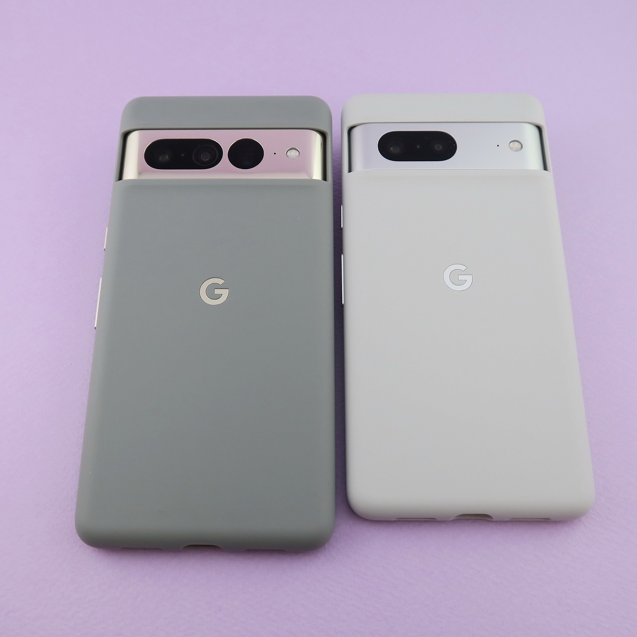 Googleストアで販売されている純正カバーを本体の背面に装着。カバーは従来のような半透明ではなく、単色仕上げで、中央のGoogleのロゴがプリントされる