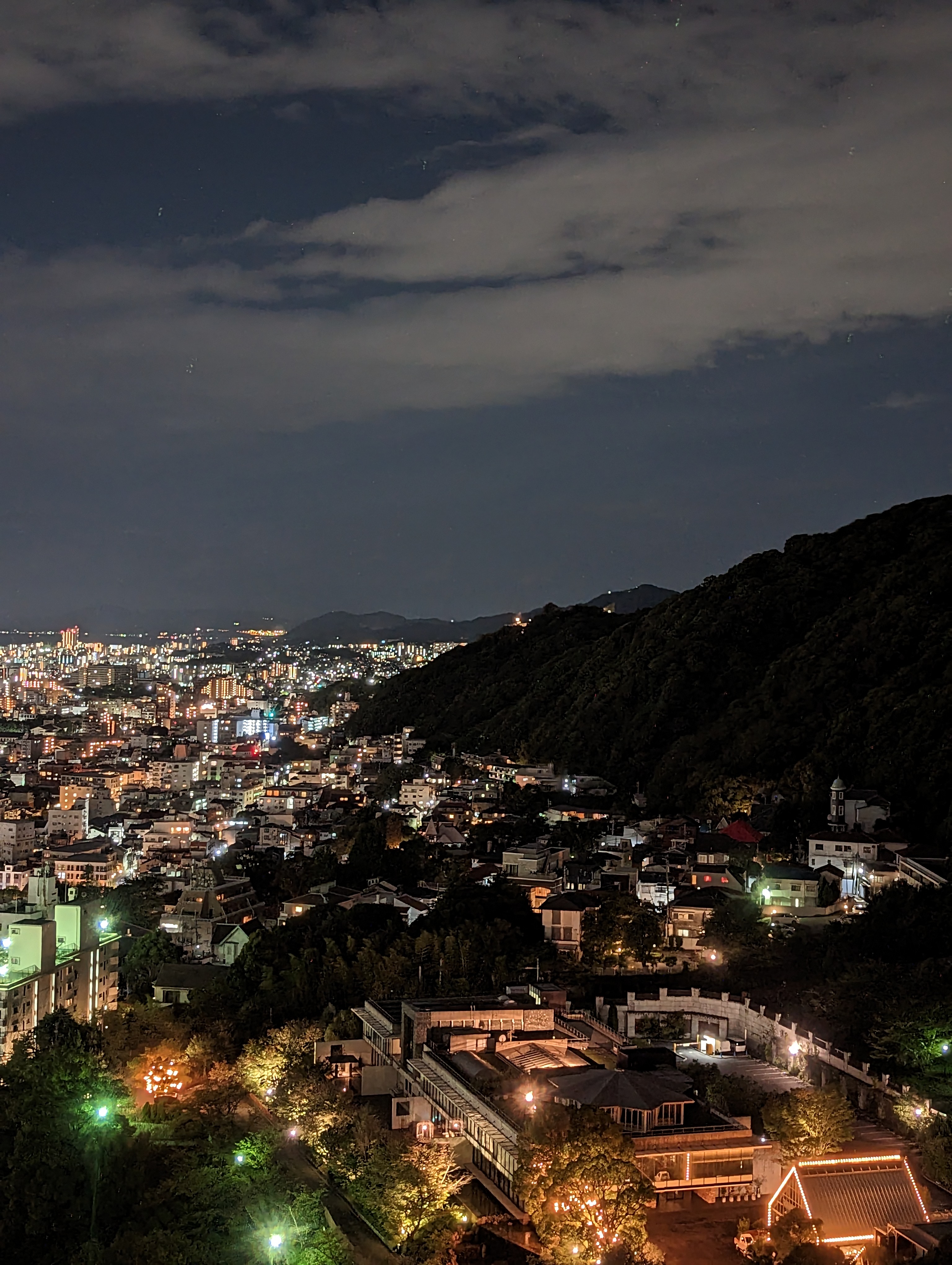 「Pixel 7 Pro」でホテルの窓越しに夜景を撮影。建物や街灯などが幻想的。そんなに明るい夜ではなかったが、空がかなり明るく撮影できてしまった