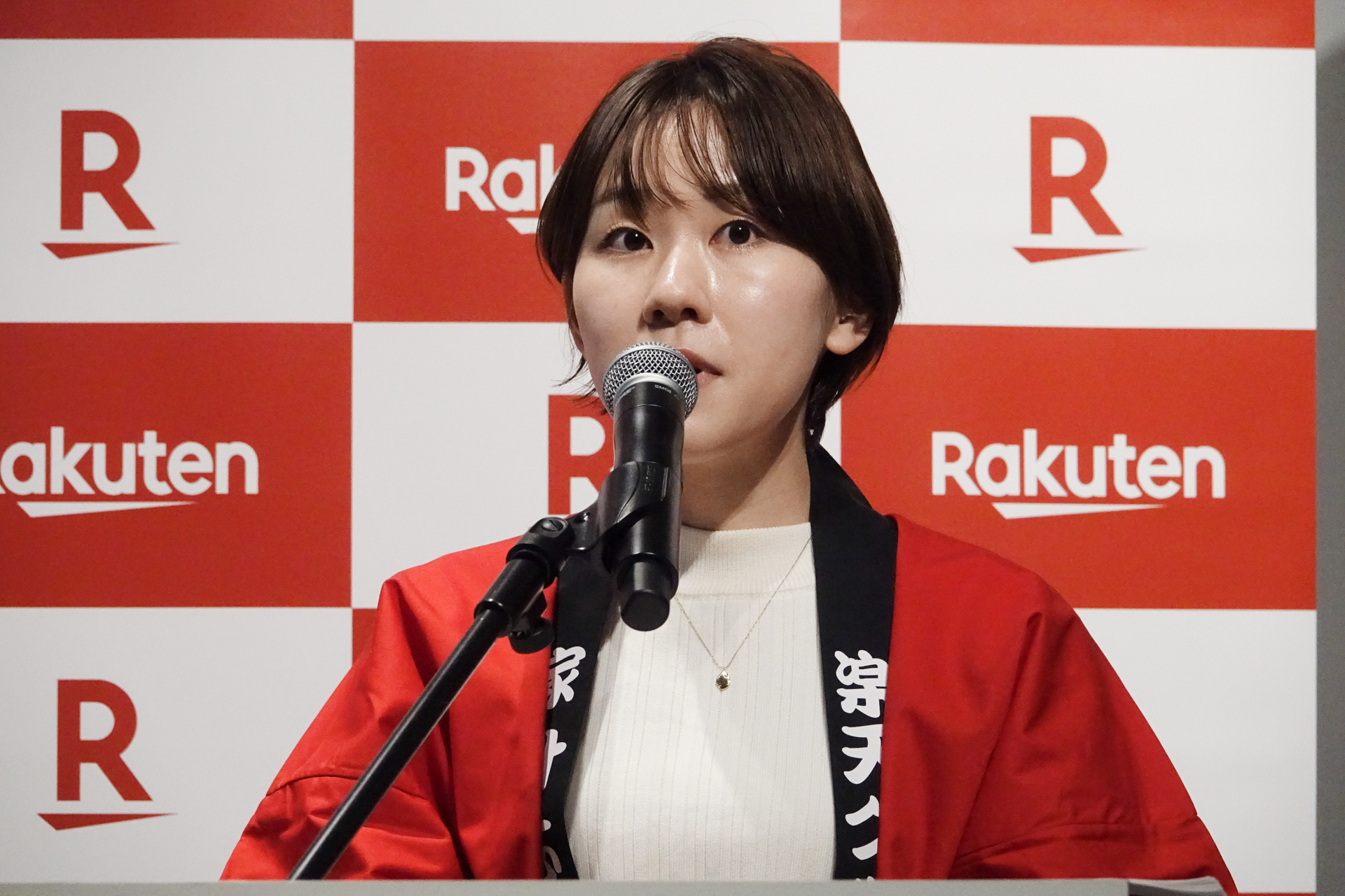 楽天グループ コマースカンパニーEC広報課 粟なつき氏。「楽天市場」や「楽天ラクマ」などについて紹介した