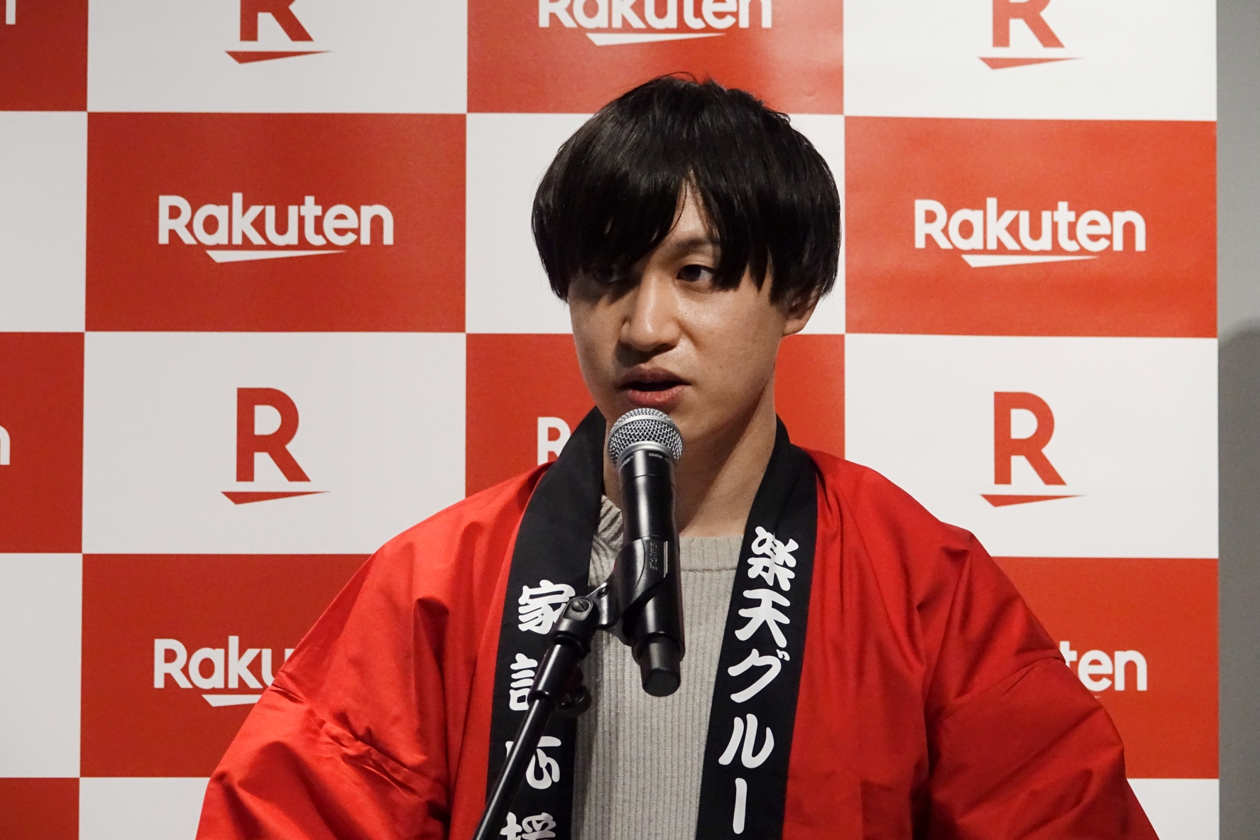 楽天ペイメント 広報室 岡野優樹氏。「楽天ペイ」「楽天カード」による“ポイ活”などについて紹介した