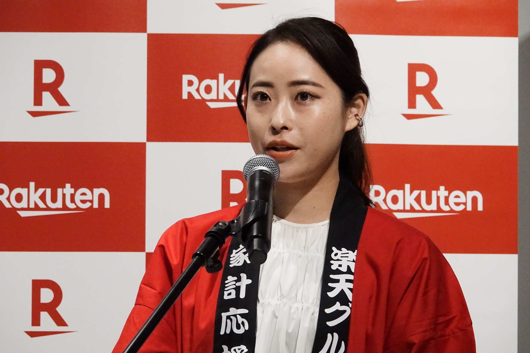 楽天グループ コミュニケーションズ＆エナジーカンパニー 広報グループ 荒川みなみ氏。“食品ロス”を防ぐ取り組みなどについて紹介した