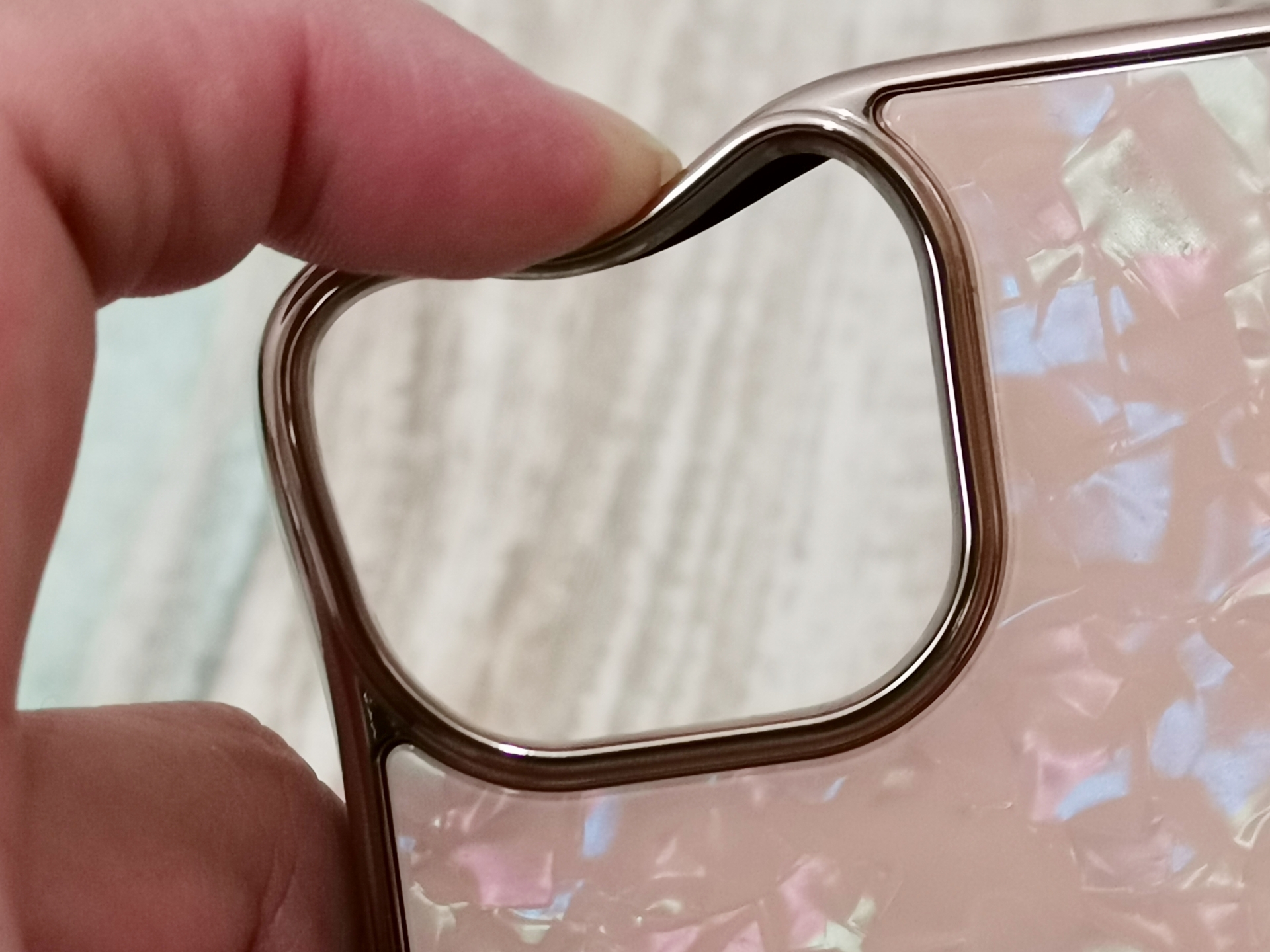 側面は、メタリック塗装を施したTPU素材で柔らかい