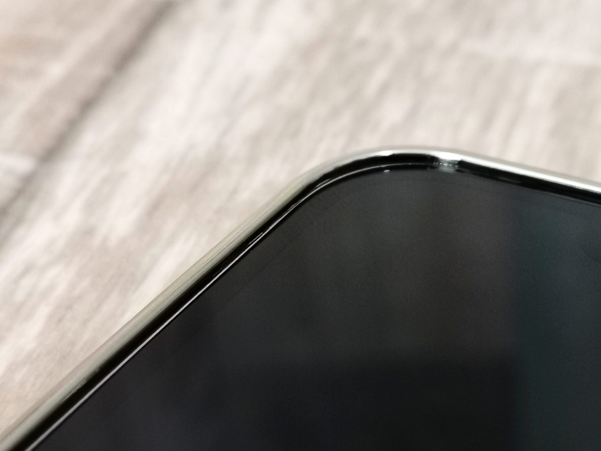 ディスプレイにギリギリかからないのに、外れにくい設計