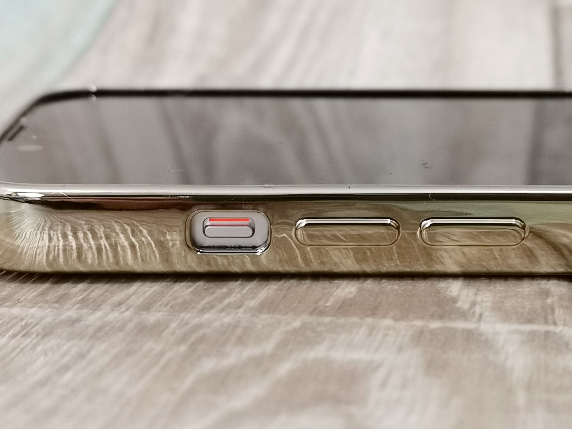 サイレントスイッチ以外のボタン類は、しっかりカバーされています