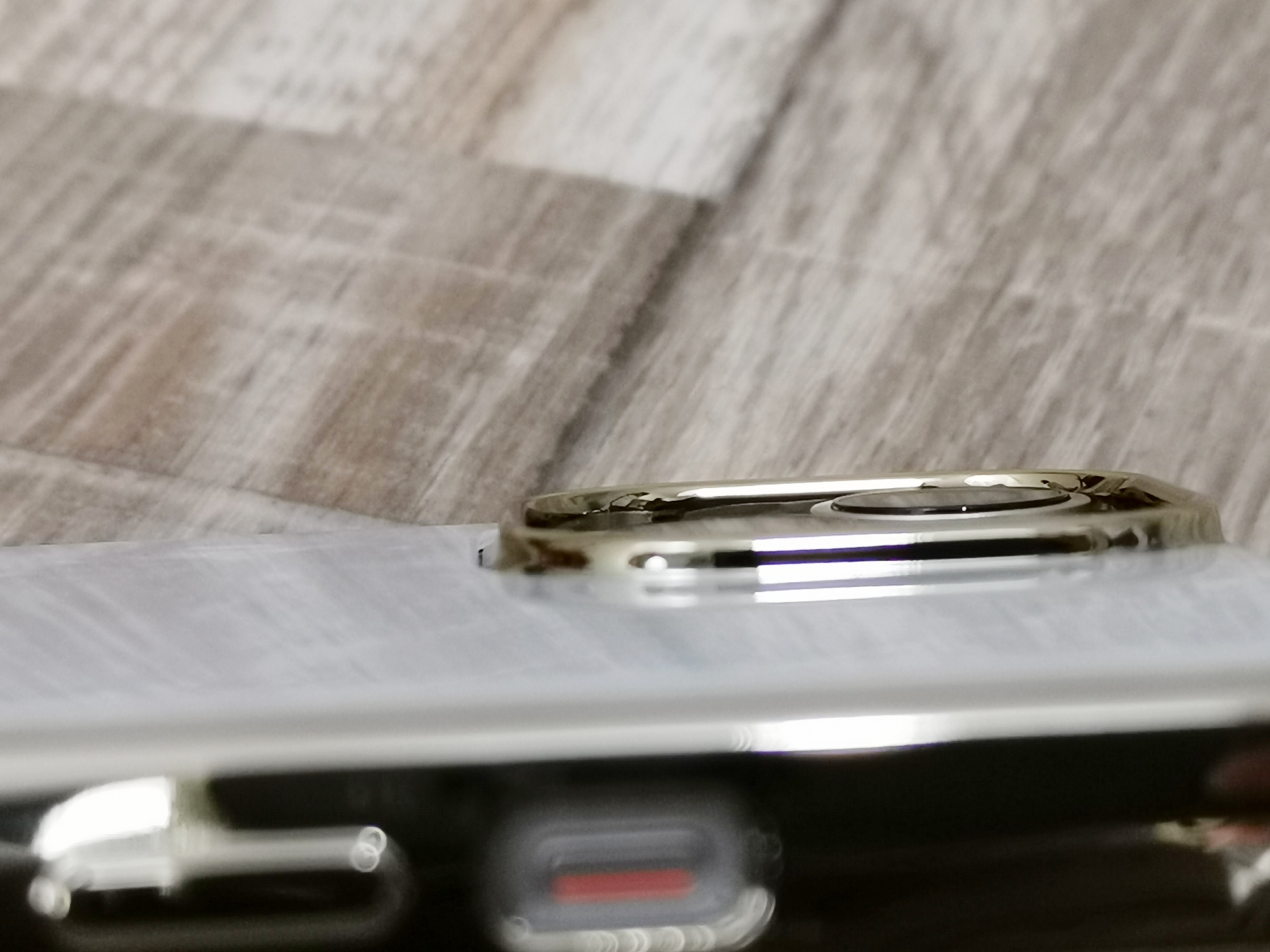 ごくわずかに、レンズよりも高さのあるケースのフチ