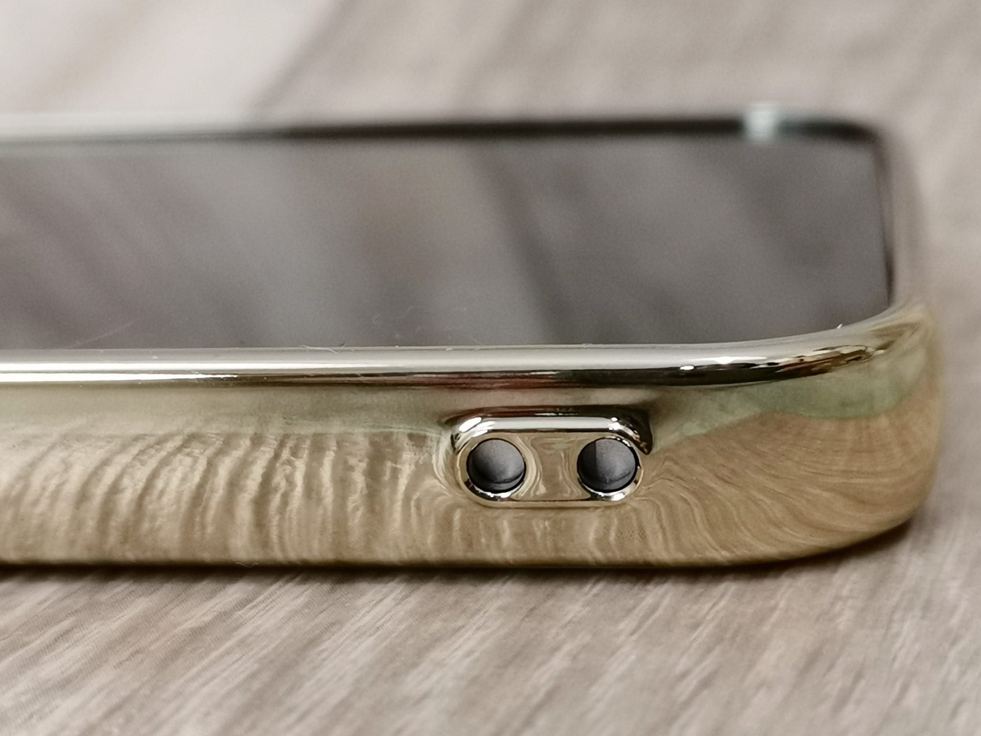 iPhoneにストラップホールを追加