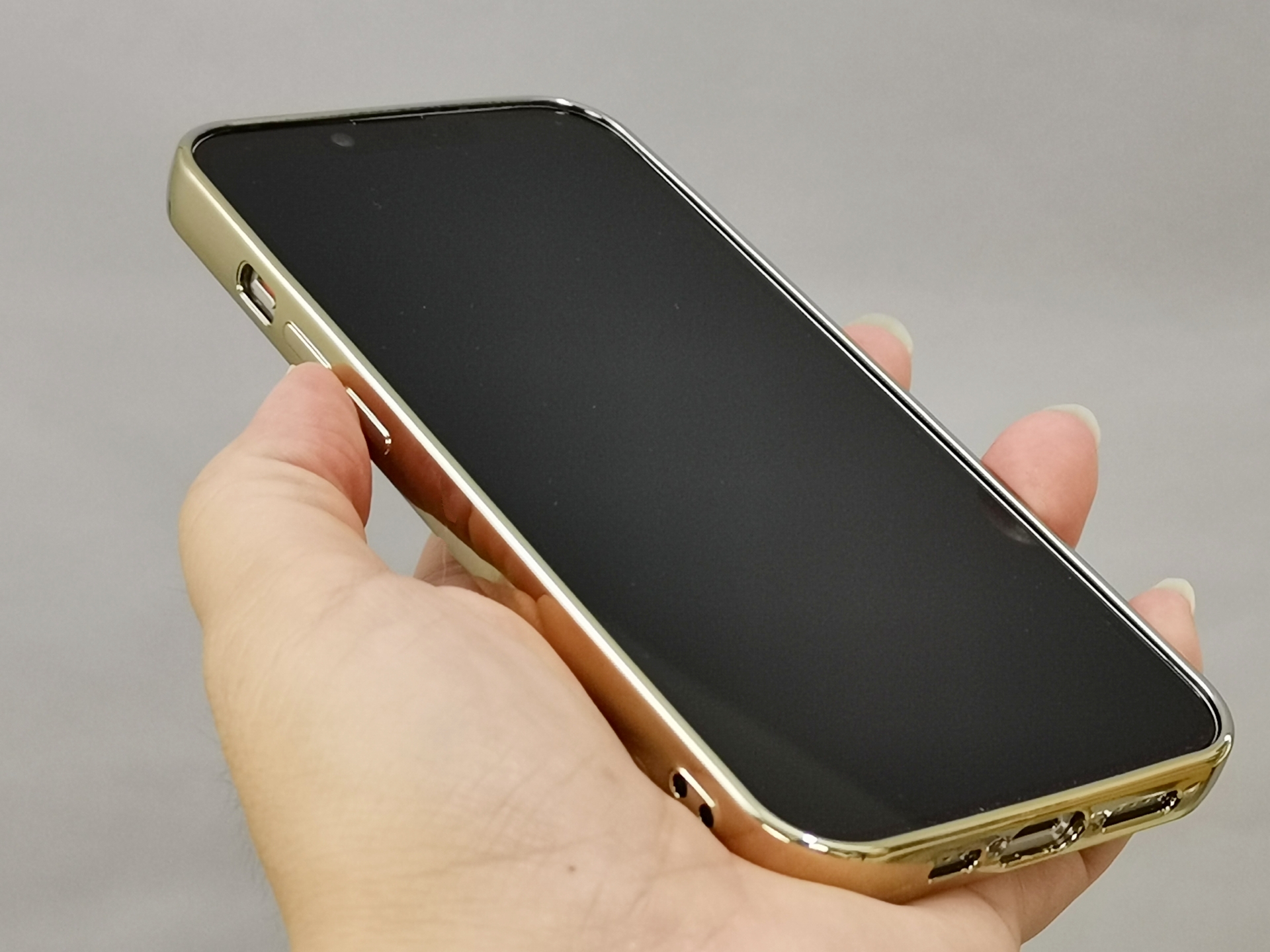 ケースを付けていないような感覚なのに、ゴージャス感だけアップ