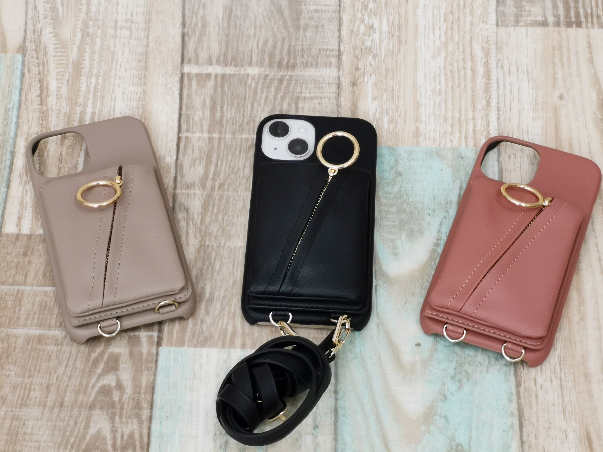 本体カラーに合わせたショルダーストラップが付属するClutch Ring Case