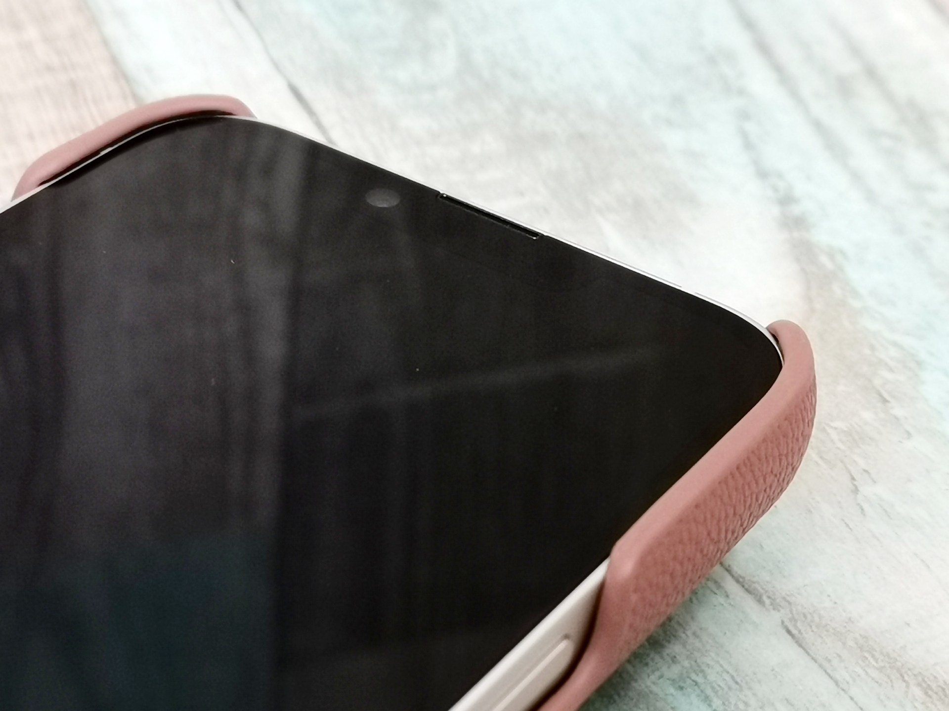 ほぼフレームのないiPhone 14ですが、わずかなフチをしっかりつかんでいます