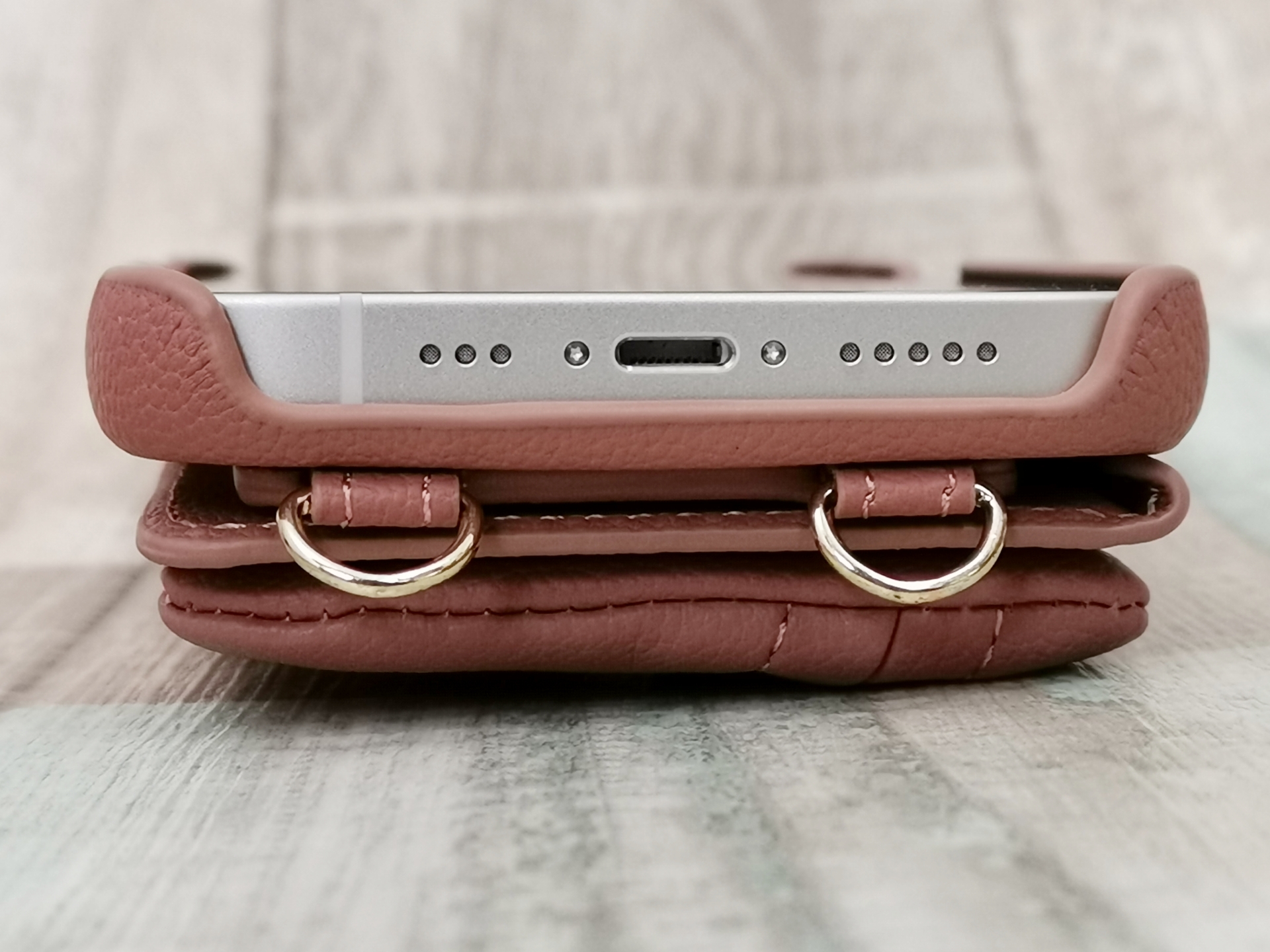 Lightning端子やスピーカー周りはなどは大きくカットされています