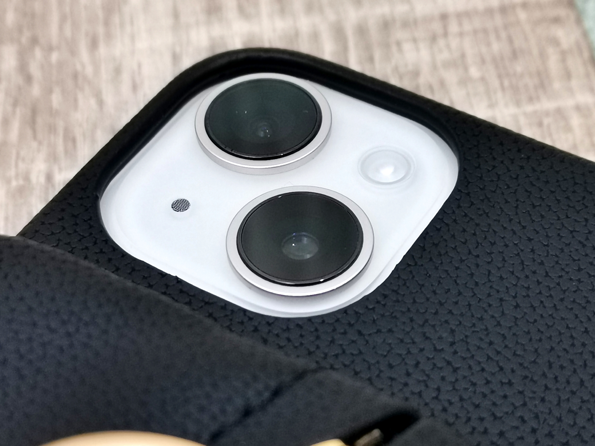 レンズ部の拡大。精巧に切り抜かれているので、写真映りに影響を与えません