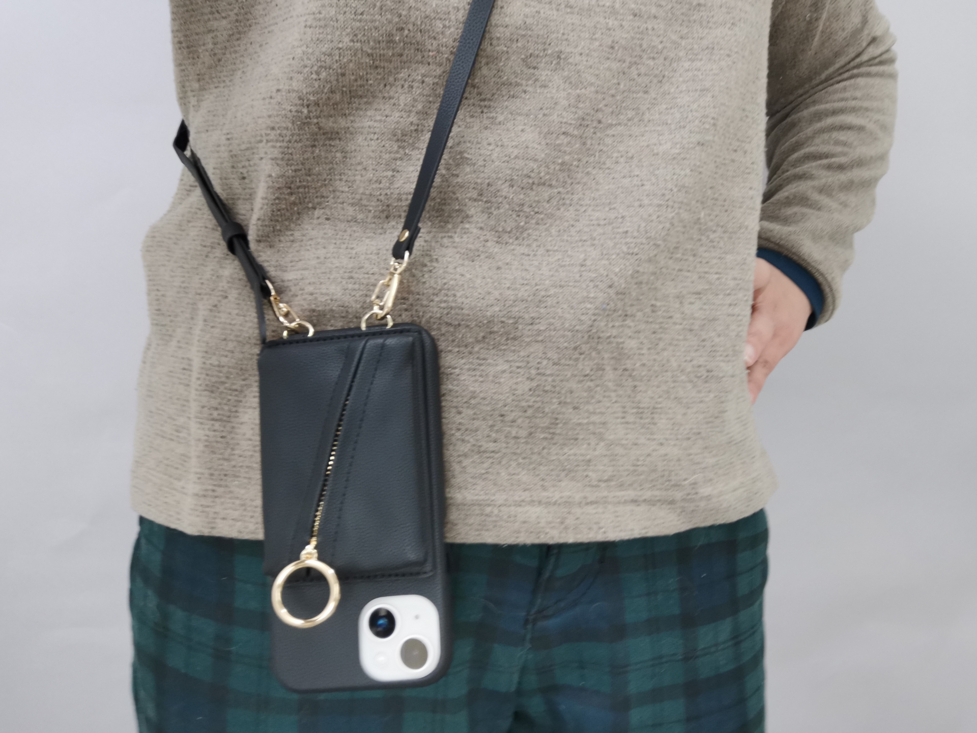 ショルダーストラップ付き。ポシェットのように斜めがけしても余裕の長さ