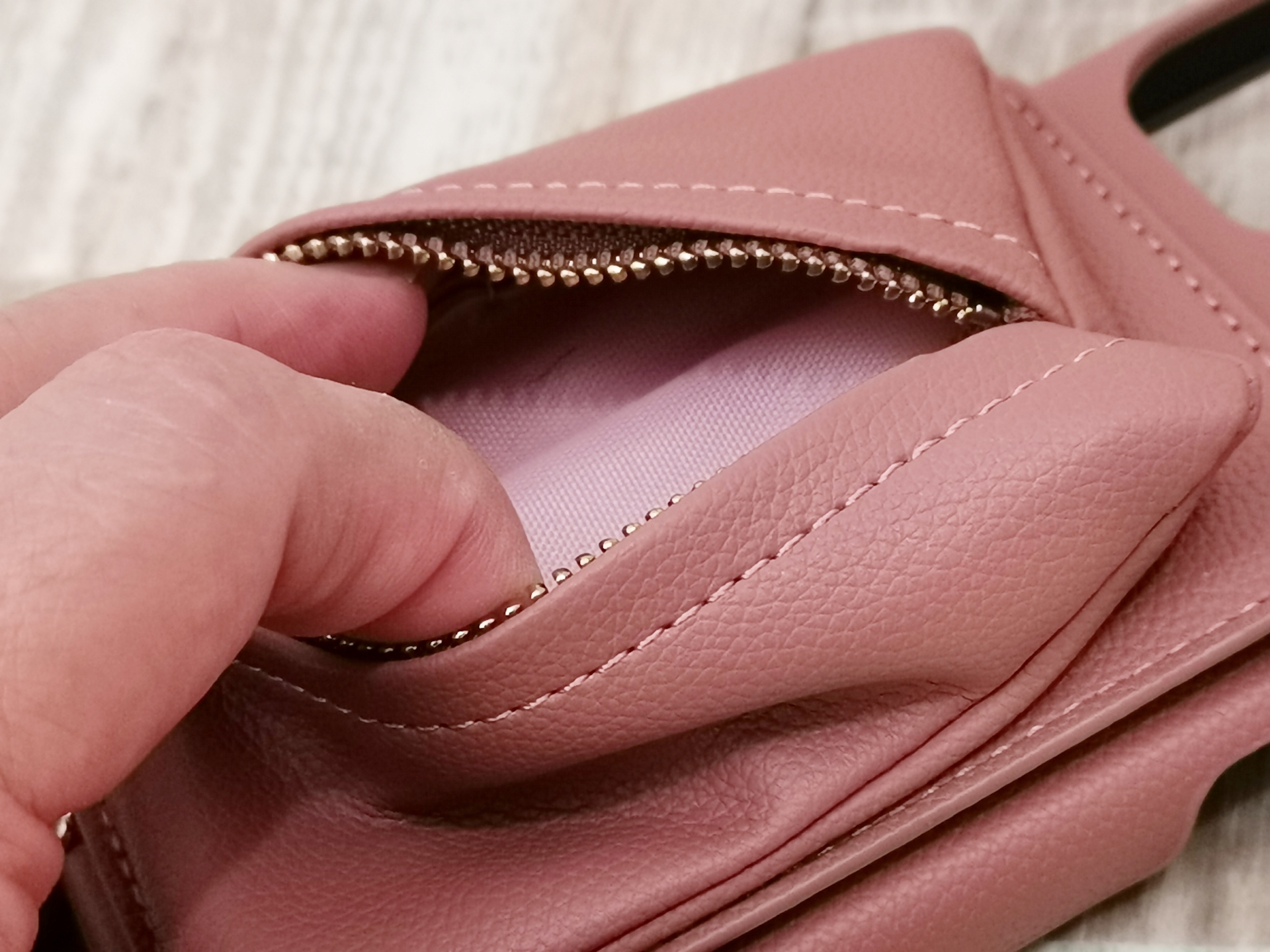 余裕のあるポーチ部