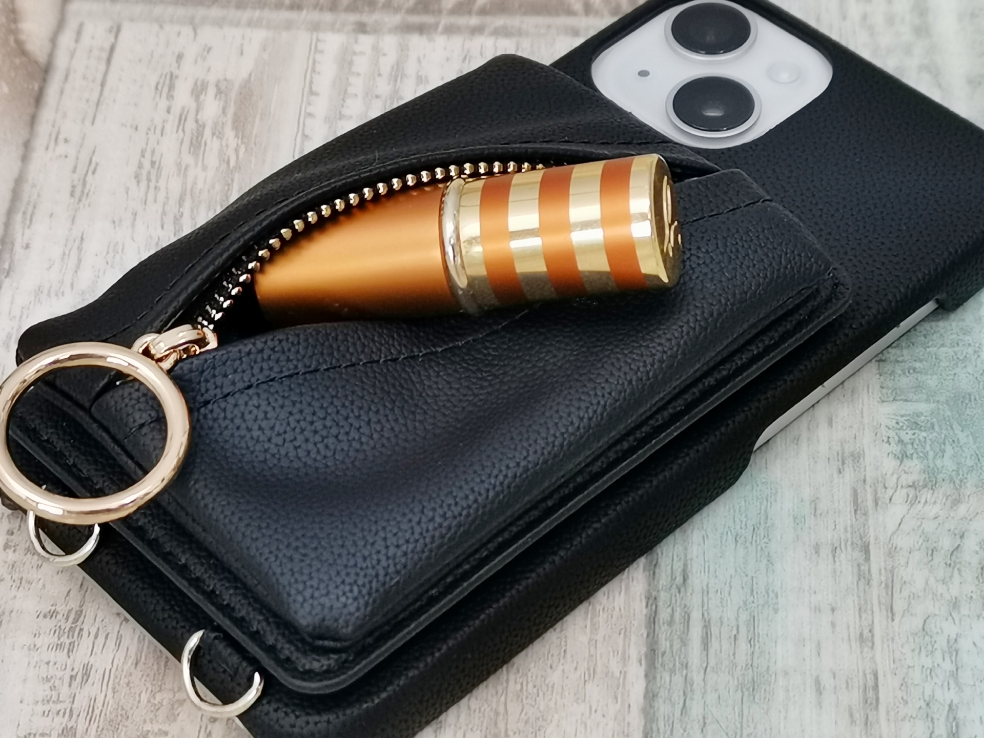 リップスティックはもちろん……