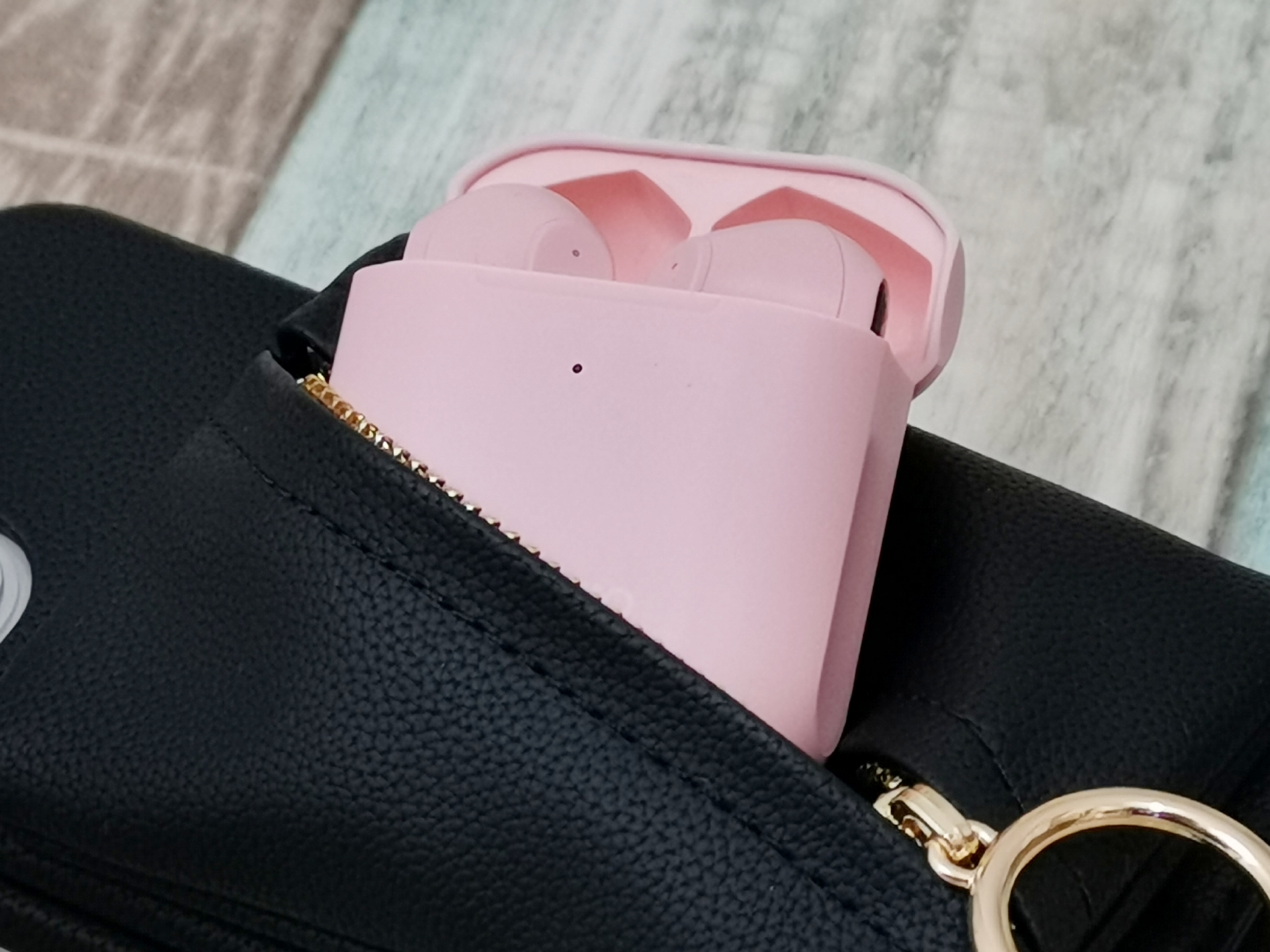 ワイヤレスイヤホンも入りました