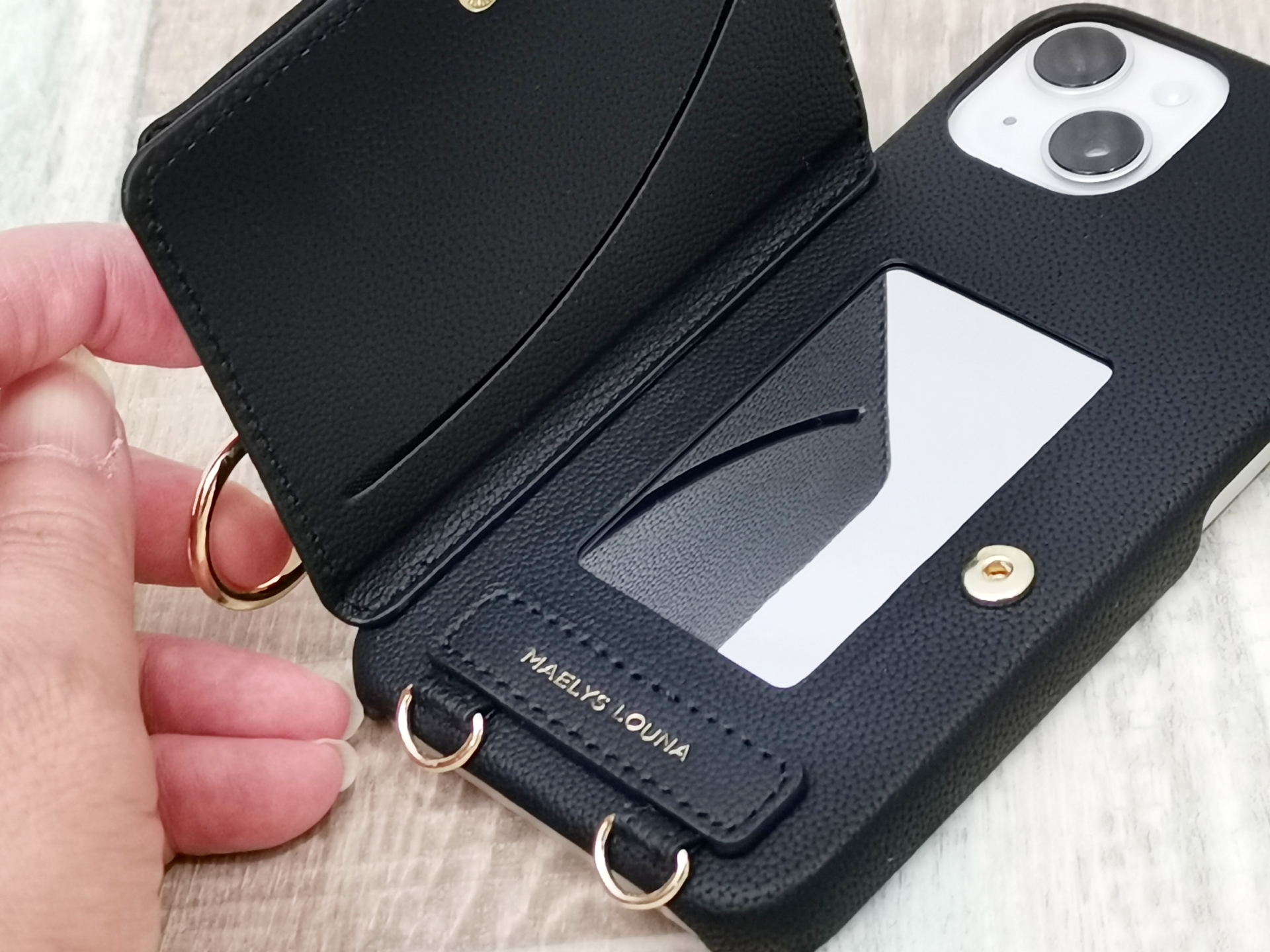 フリップ部にカードケース、ケース本体にミラー