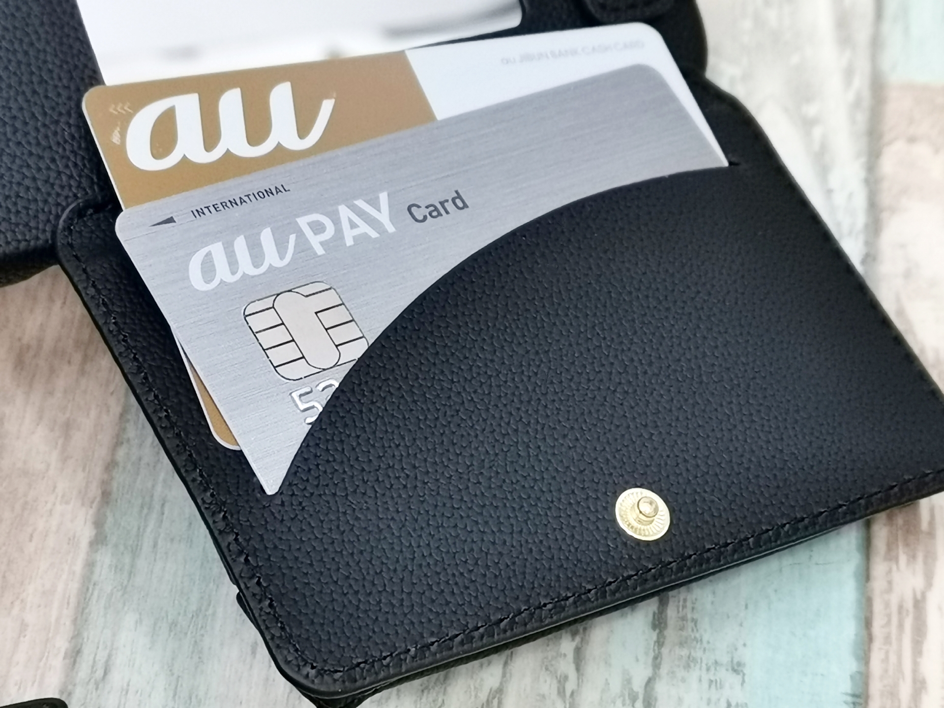 クレジットカードサイズのプラスチックカードを2枚収納可能