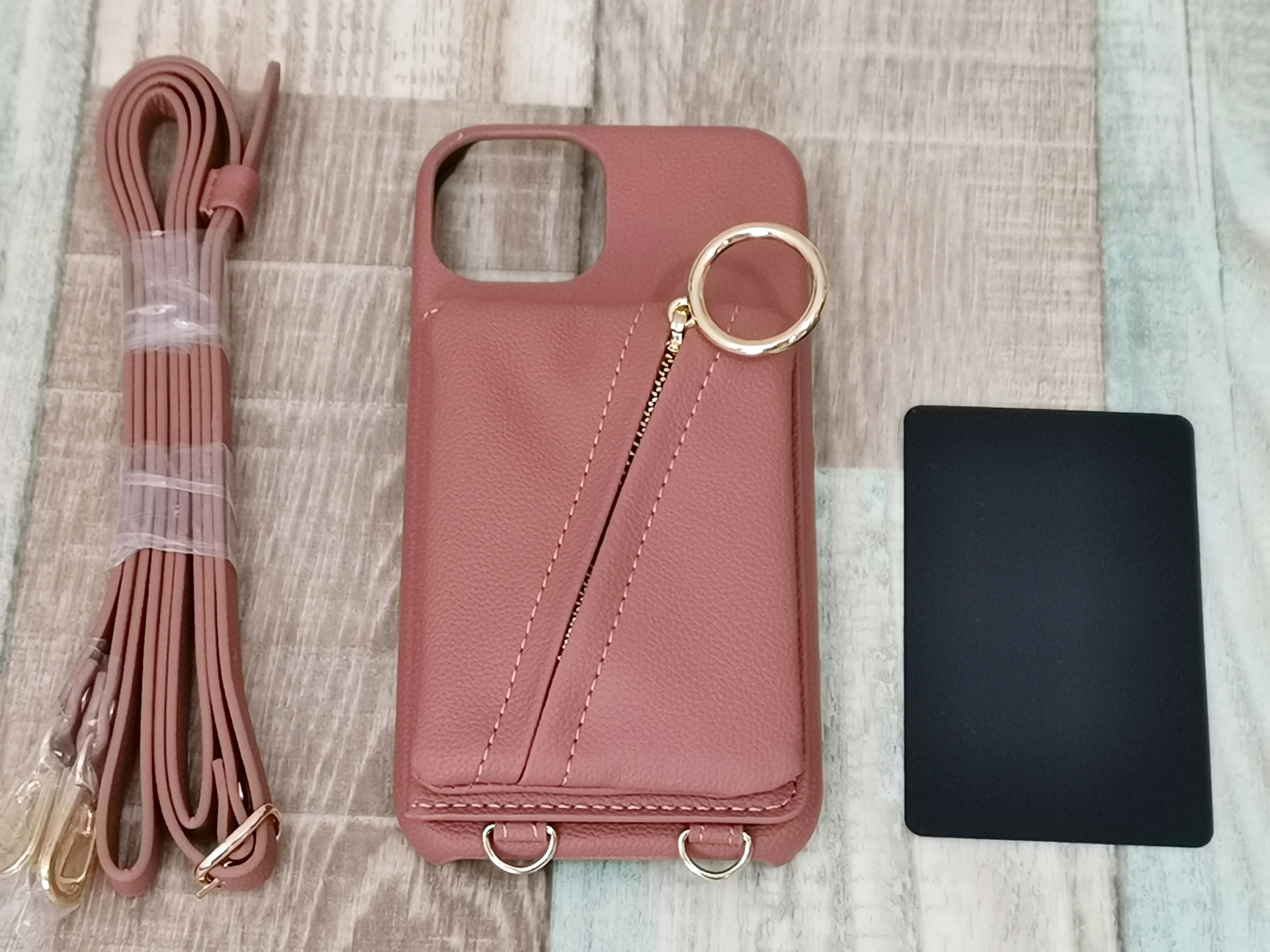 ショルダーストラップのほか、防磁カードも付属しています。防磁カードをiPhone本体とケースの間に挟んで使用している状態でも、背面のフリップを開いておけば、一般的なワイヤレス充電を行えます