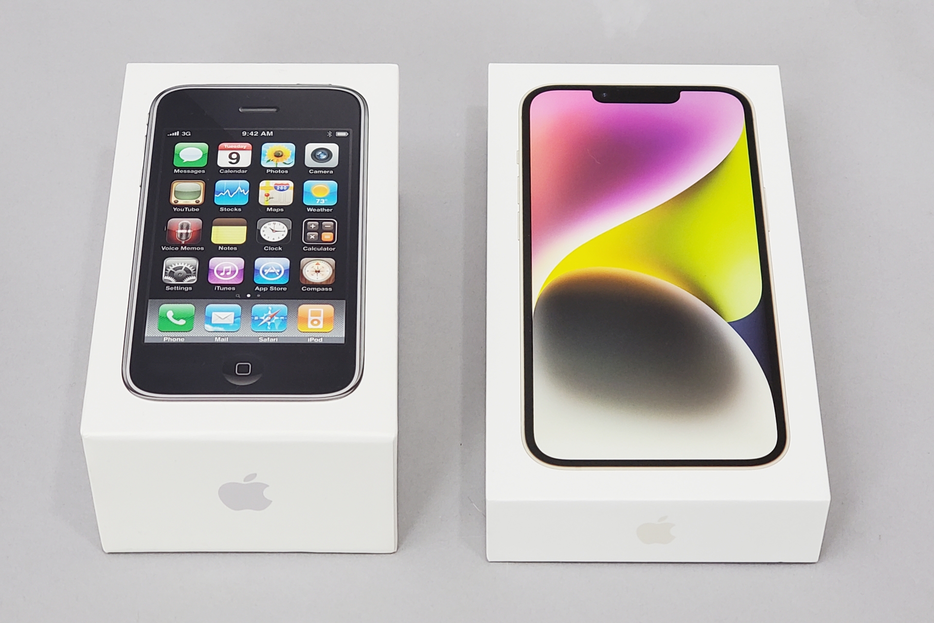 左が、生まれて初めて手にしたiPhone 3Gs（の箱）、右は自分史上最新のiPhone 14（の箱）だ