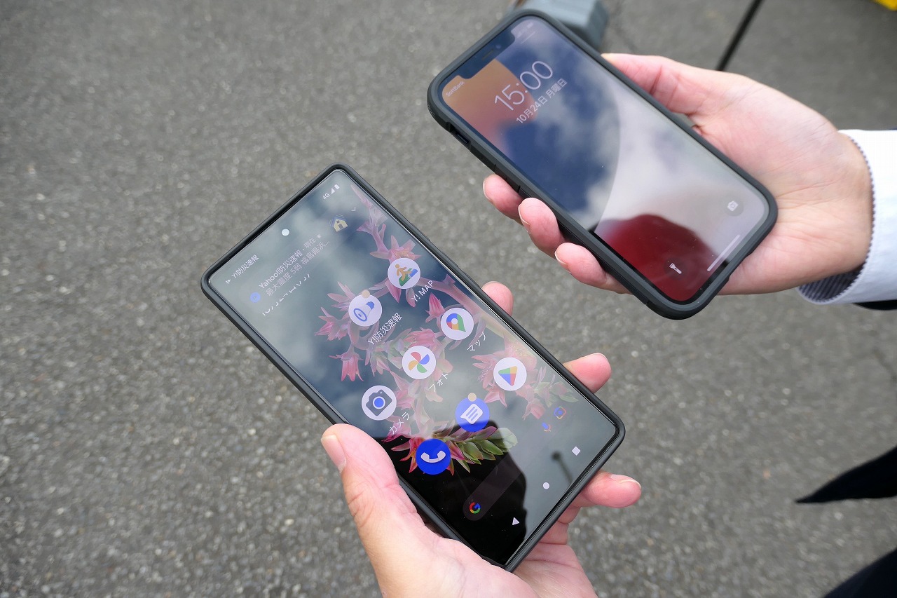 移動型スマホ教室では、ソフトバンクが用意したスマホを借りて、スマホの使い方を学べる。矢島さんが担当されている東日本地区では、防災に関する関心も高いという