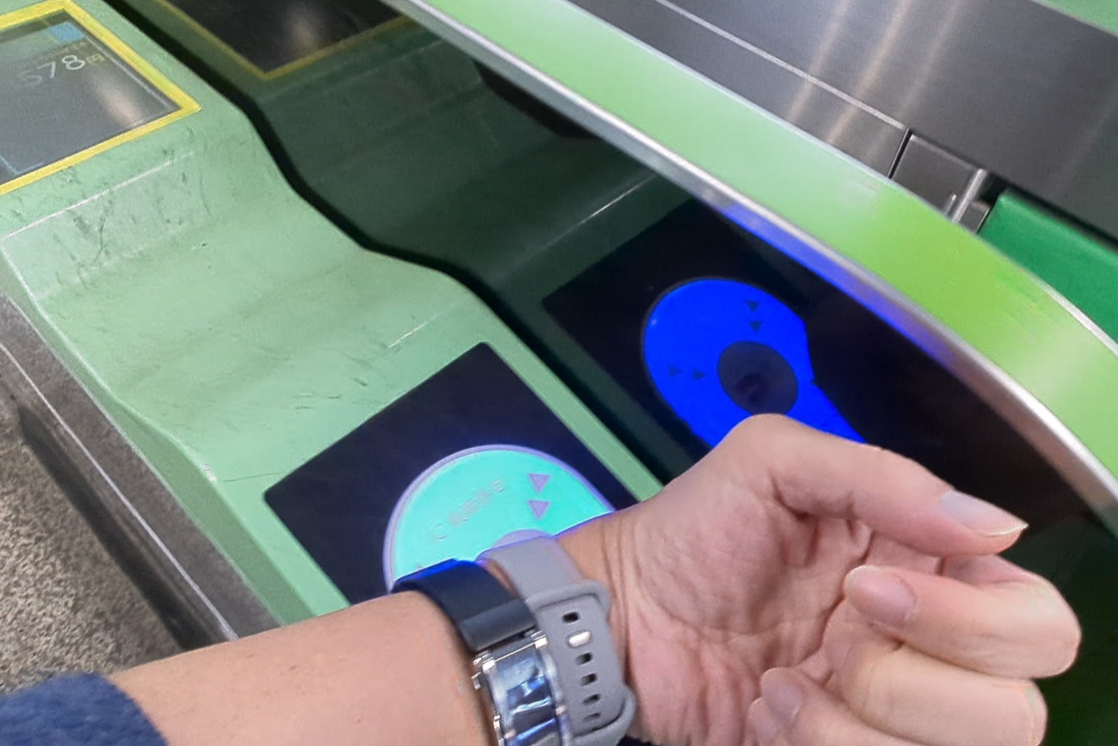 Suicaで改札を通過。ヘッドをぶつけなくてもかざせば反応します。Suicaの場合はGoogle Payを起動して画面に券面を表示しなくても決済できます。ご覧の通りwena 3も装着しているので、腕を逆に向けるとwena 3のSuicaでの決済になります。特に便利なわけではありませんが