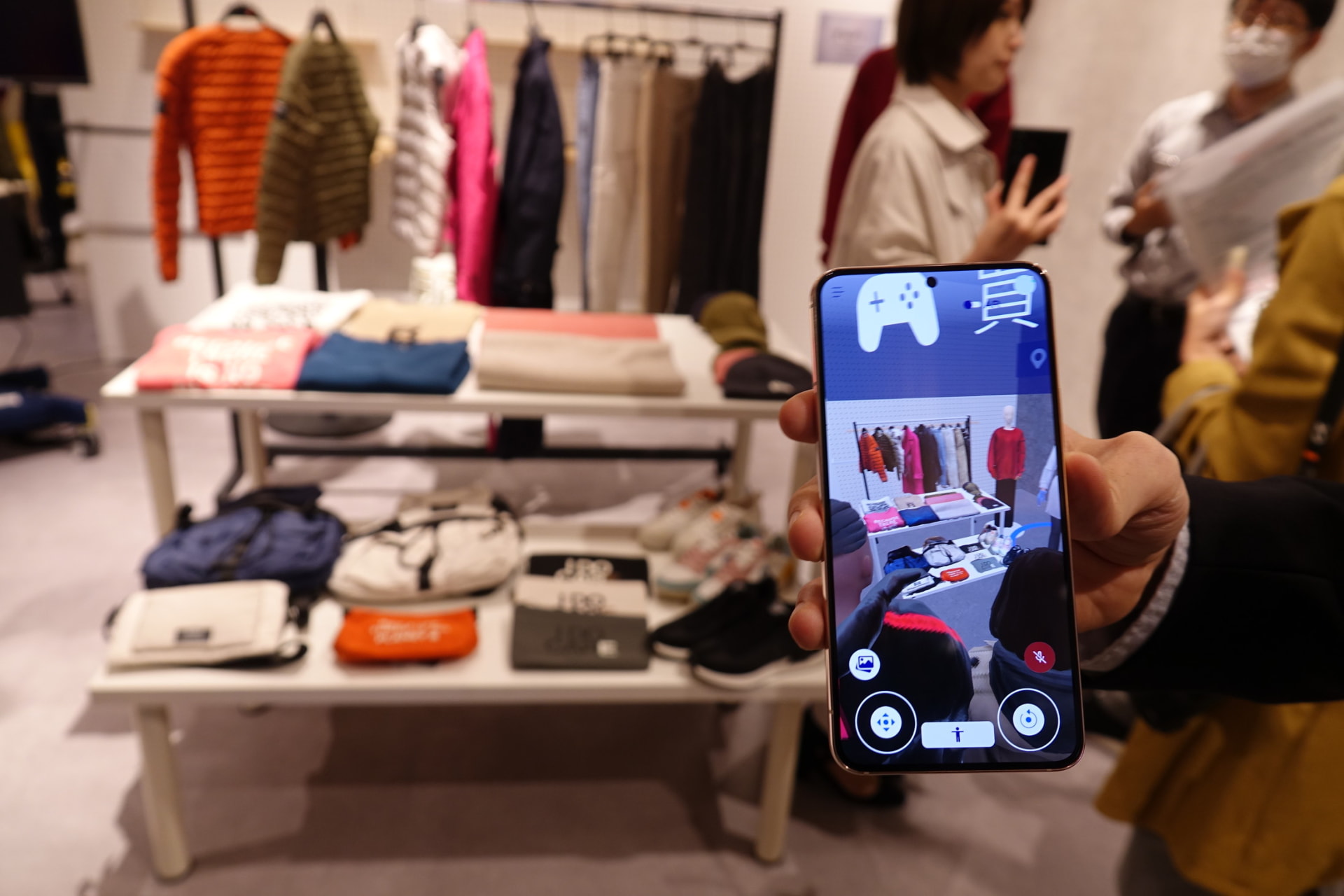 背景は実際の店舗（デモ用の再現）