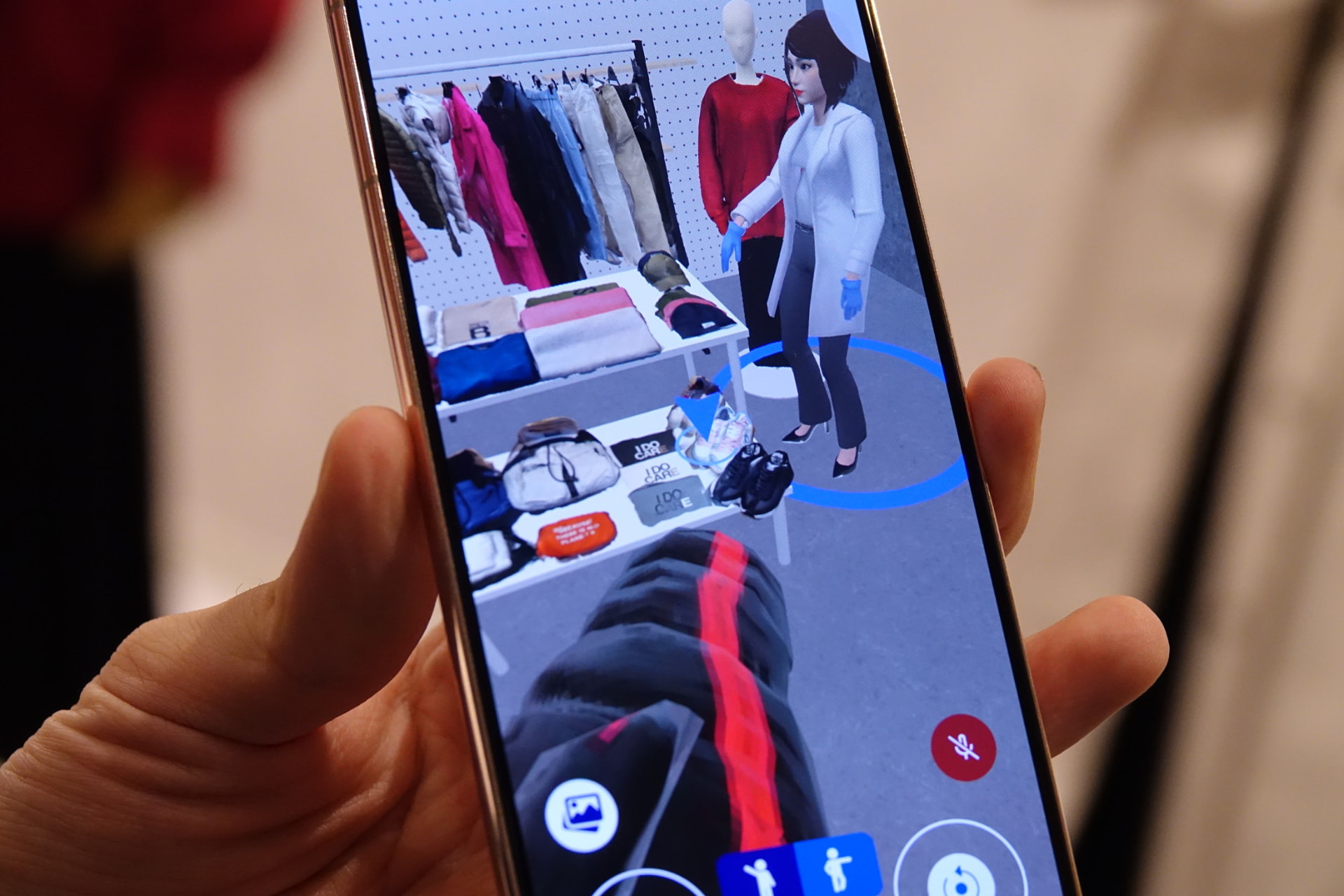 商品を指差す青い矢印（画面中央）