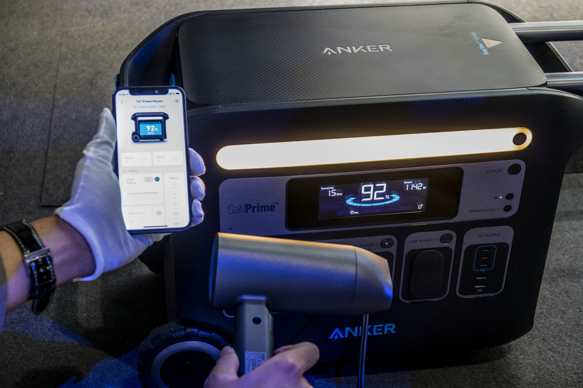 ドライヤーをつかっているところ。電池残量の確認やライトのオンオフはスマートフォンアプリからも確認／操作できる