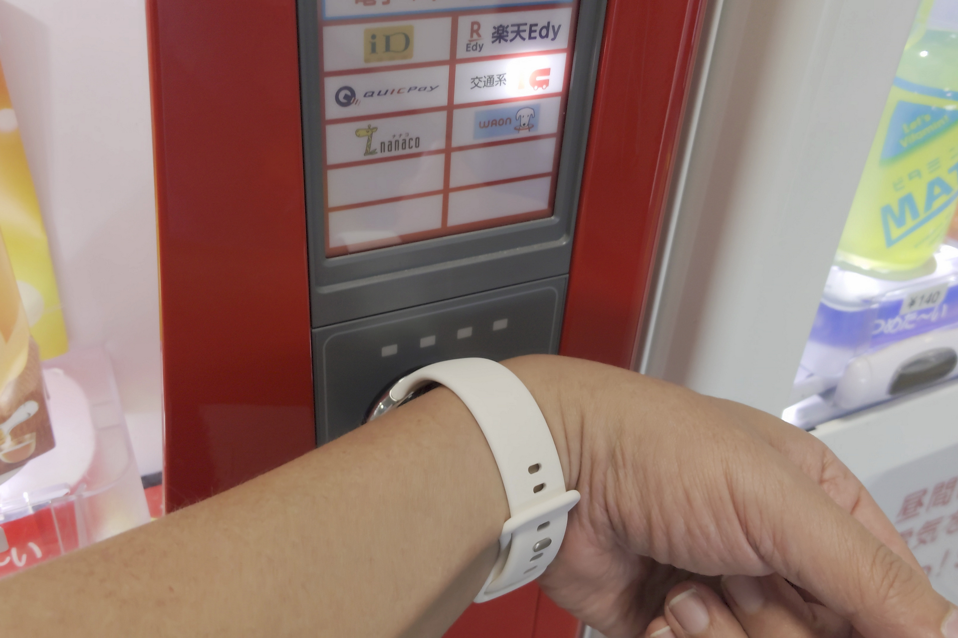 Pixel Watch版Suicaは、公共交通機関での利用や物品購入の決済が行えるが、スマートフォン版モバイルSuicaと比べて機能が少ない