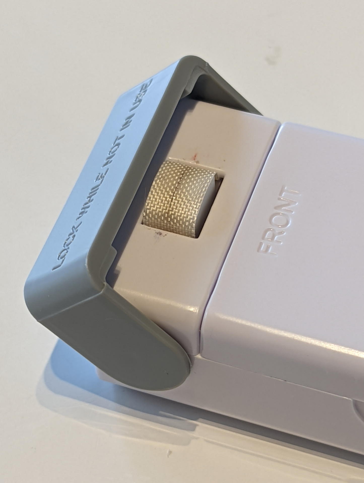 使わない時は”安全カバー”を90度起こして発熱パッドを保護する