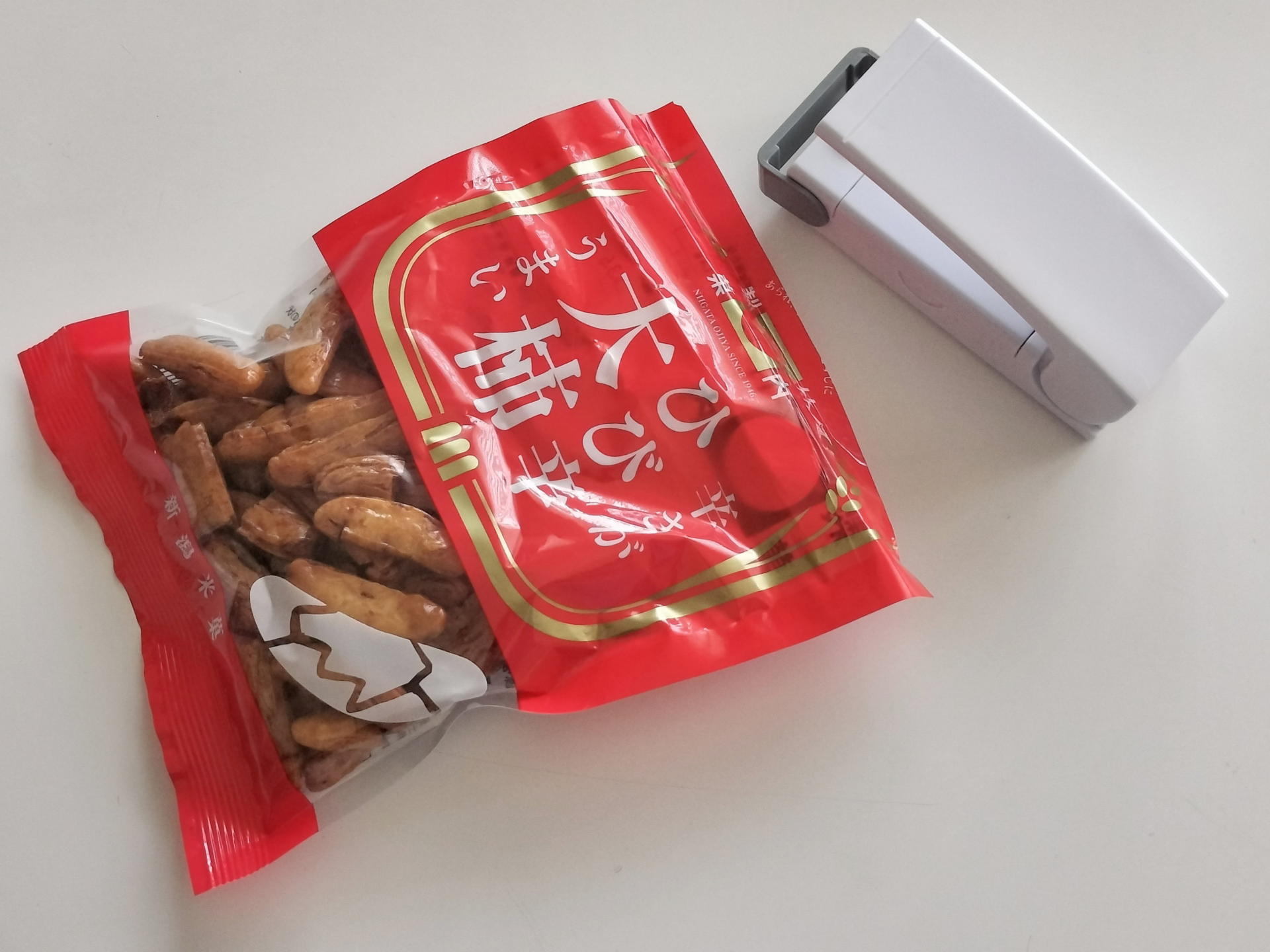 筆者の好物の柿の種（ひび辛・大柿）の袋はくっつき過ぎて再開封するのにまたしてもハサミでカットした。当然、湿気も完璧にカット出来ていた