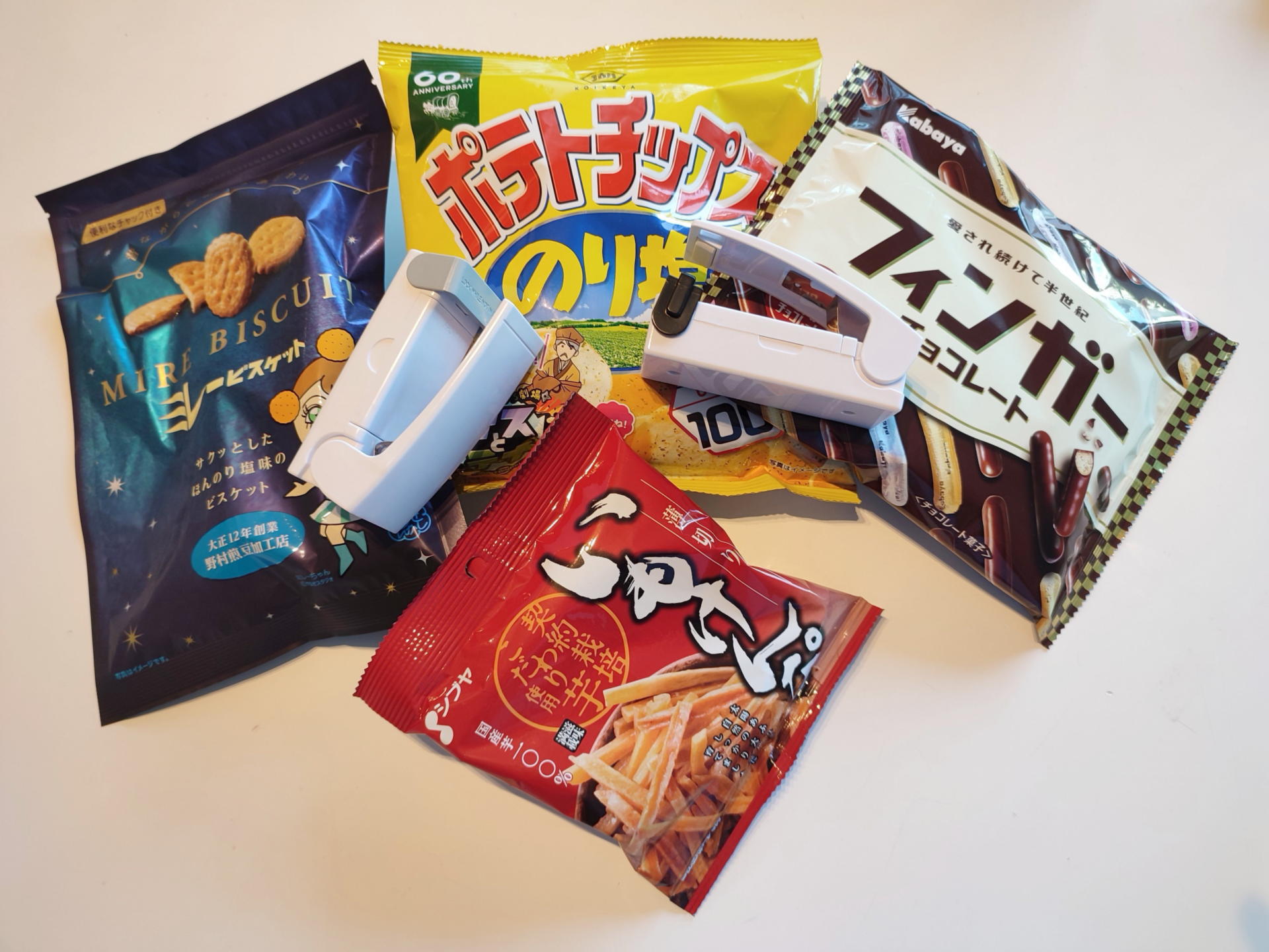 ダイソーとセリアが販売する食べ残しお菓子が湿気ないための熱圧着シーラーを2つもらった