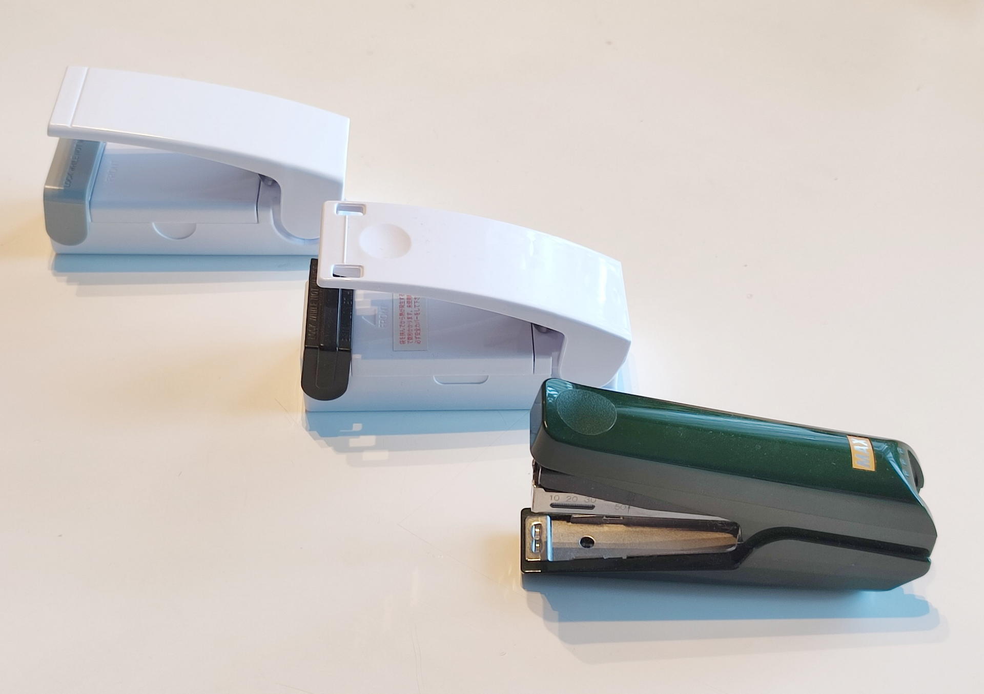 両者とも見た目は似ていてステープラー（ホチキス）の様な形状だ