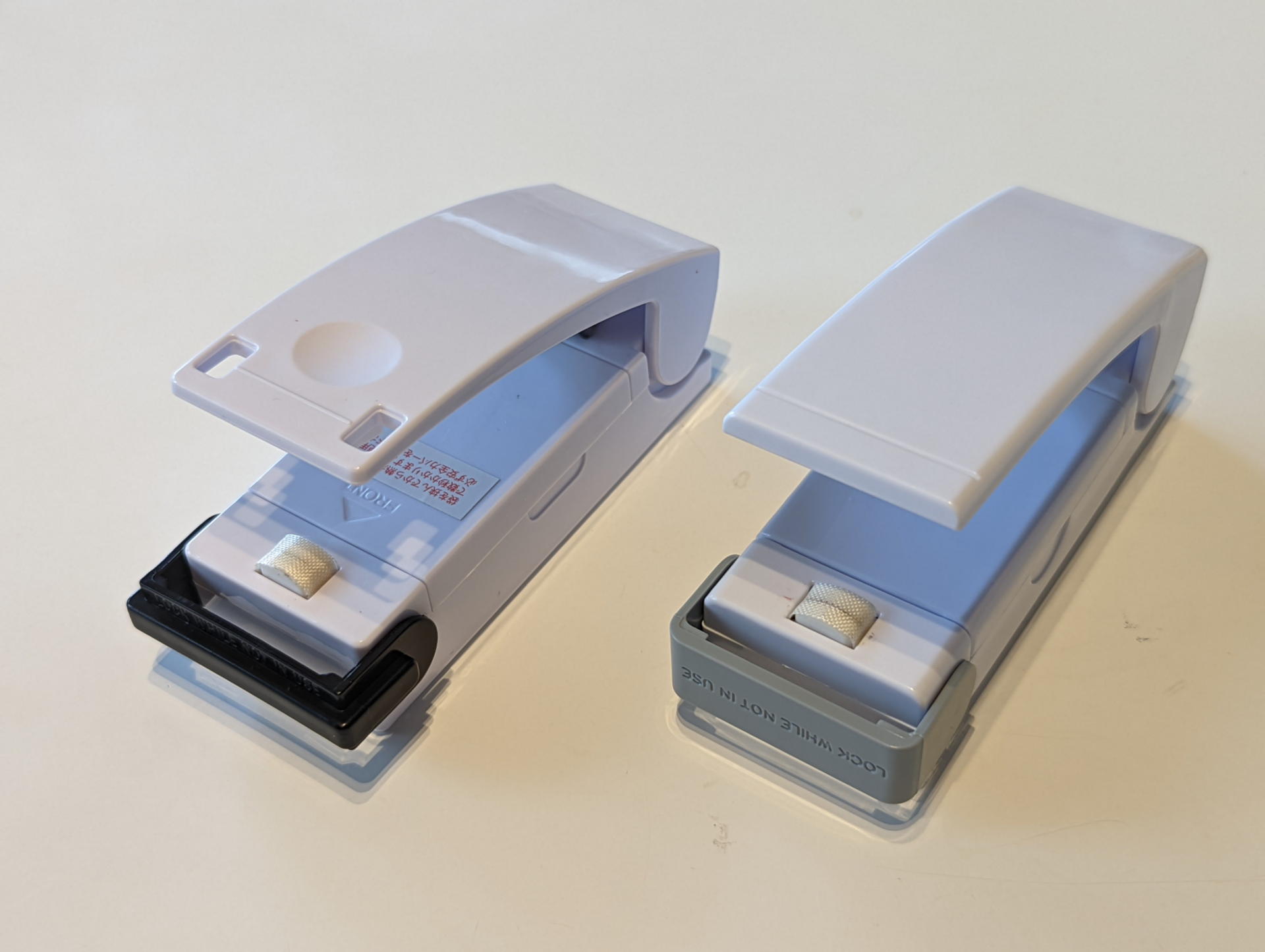 ホチキスの弾交換で開く要領で開くと発熱パッドや電池ボックスが現れる