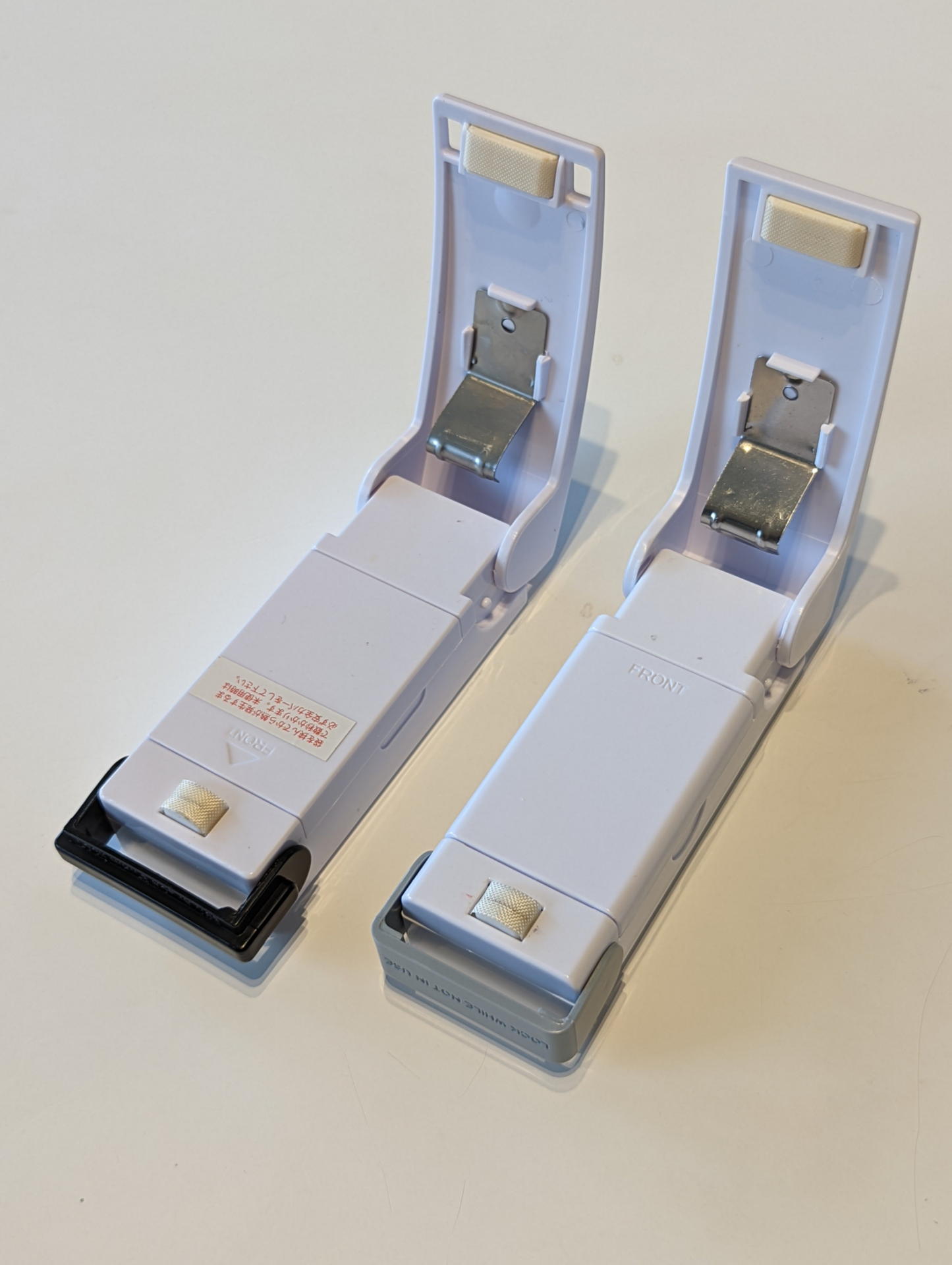 ホチキスの弾交換で開く要領で開くと発熱パッドや電池ボックスが現れる