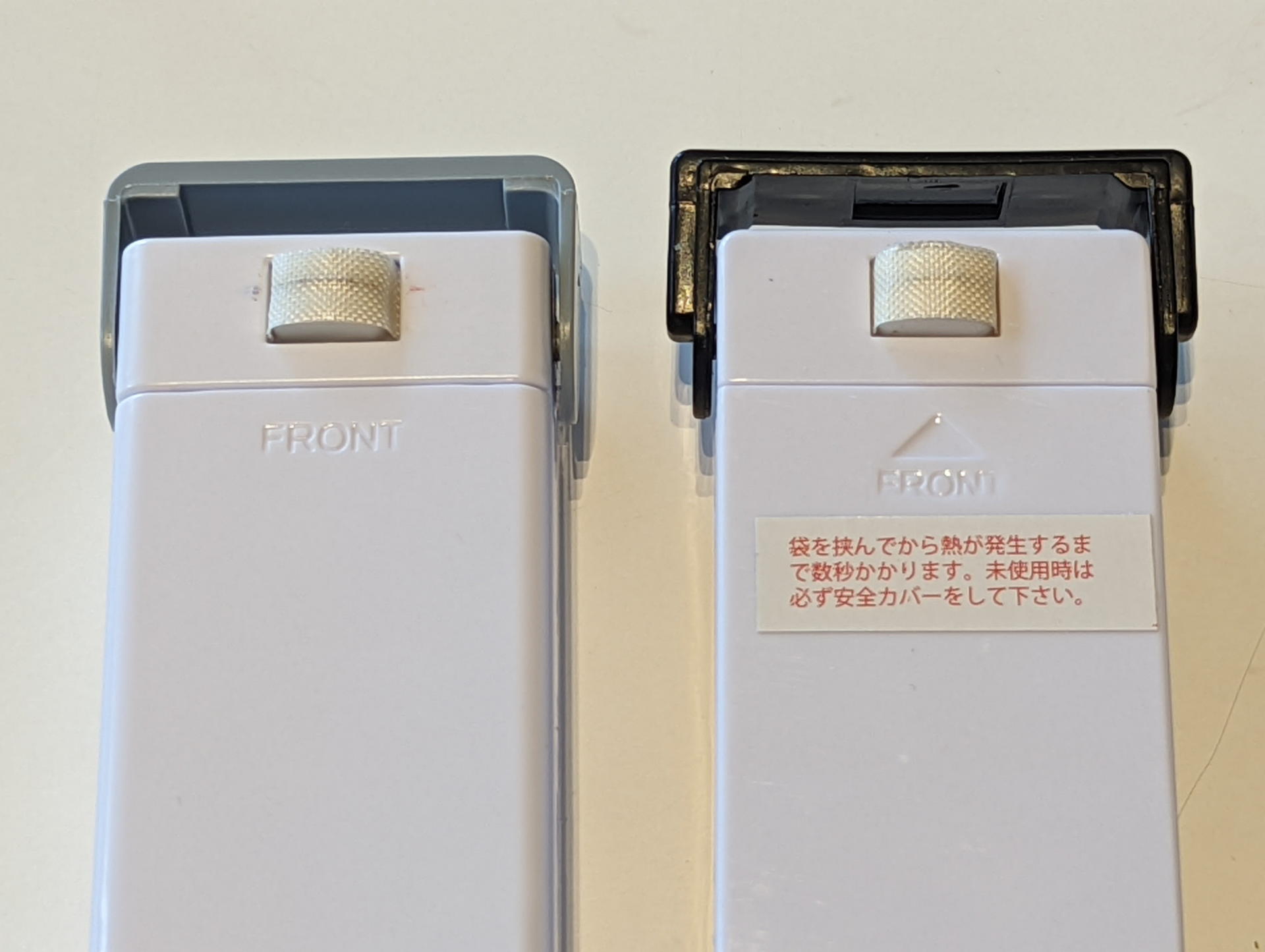 ホチキスの弾交換で開く要領で開くと発熱パッドや電池ボックスが現れる