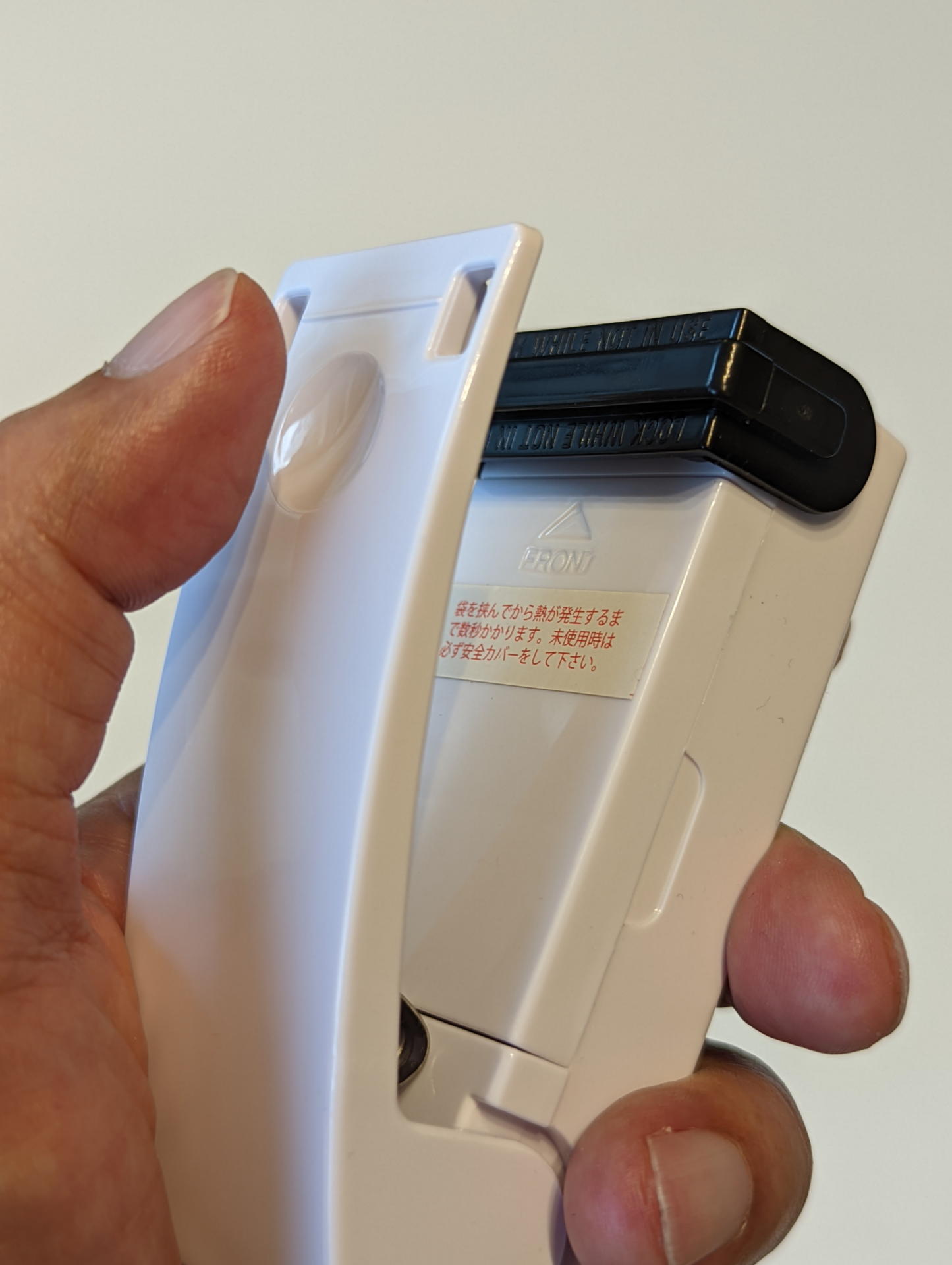 シーラーはスラックスの折り目を付けるハンディアイロンの要領だ