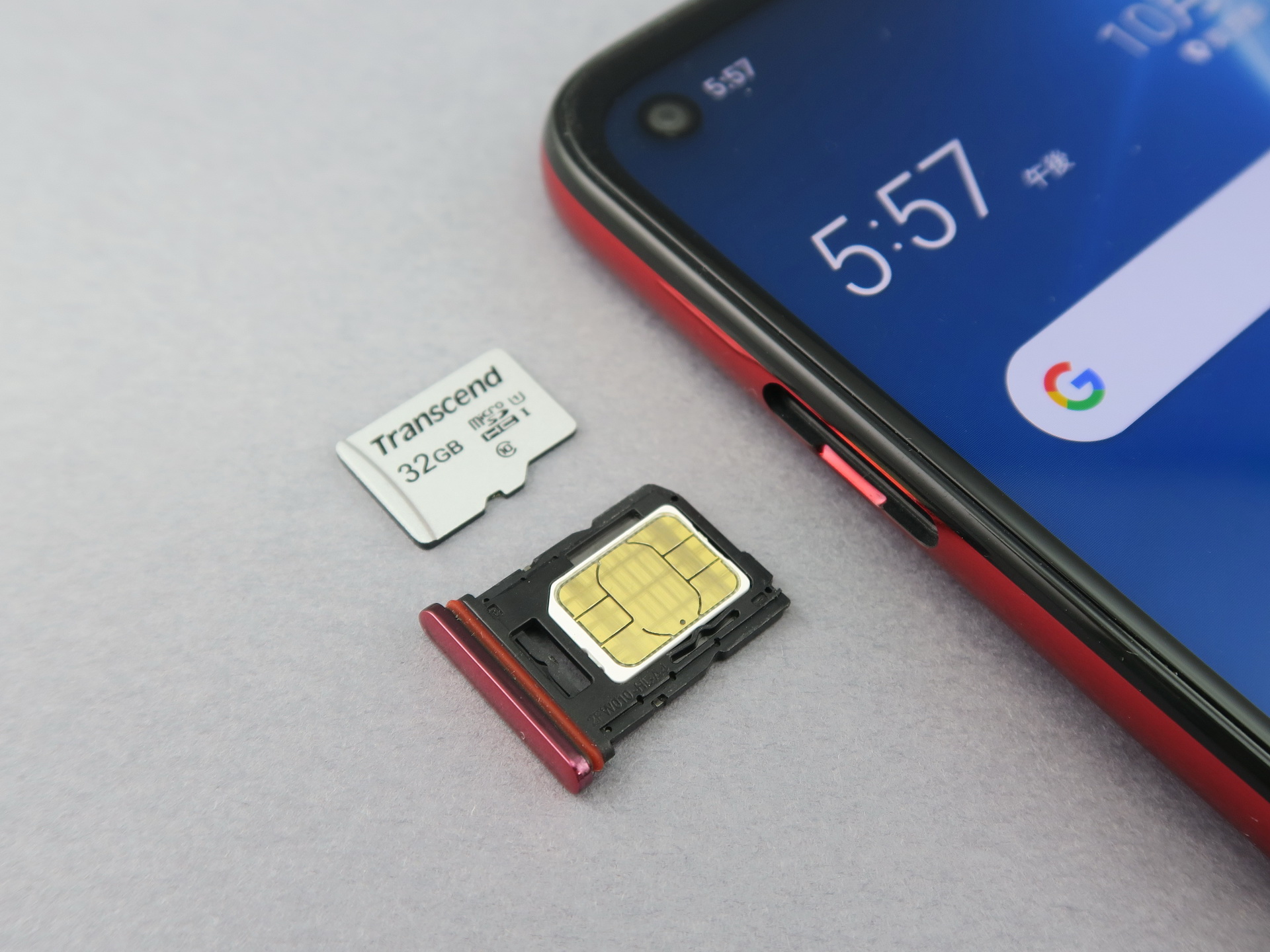 左側面に備えられたSIMカードトレイは、爪で引っかけて取り出すタイプ。本体前面側にSIM1のnanoSIMカード、裏面にmicroSDメモリーカードか、SIM2のnanoSIMカードを装着して利用する