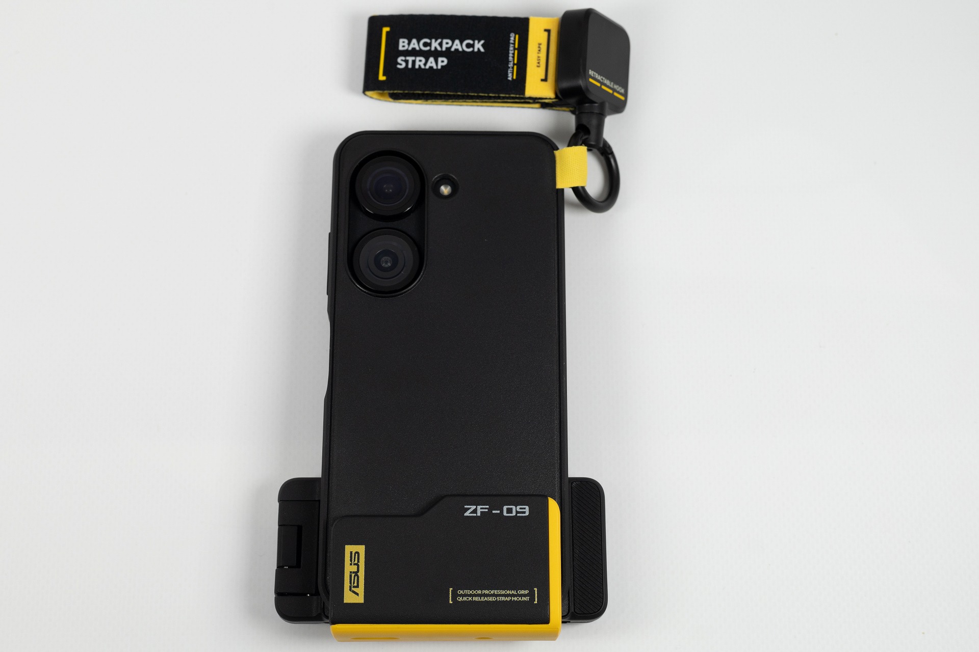 アウトドアケースは、リュックサックのショルダーストラップにつけることができる。