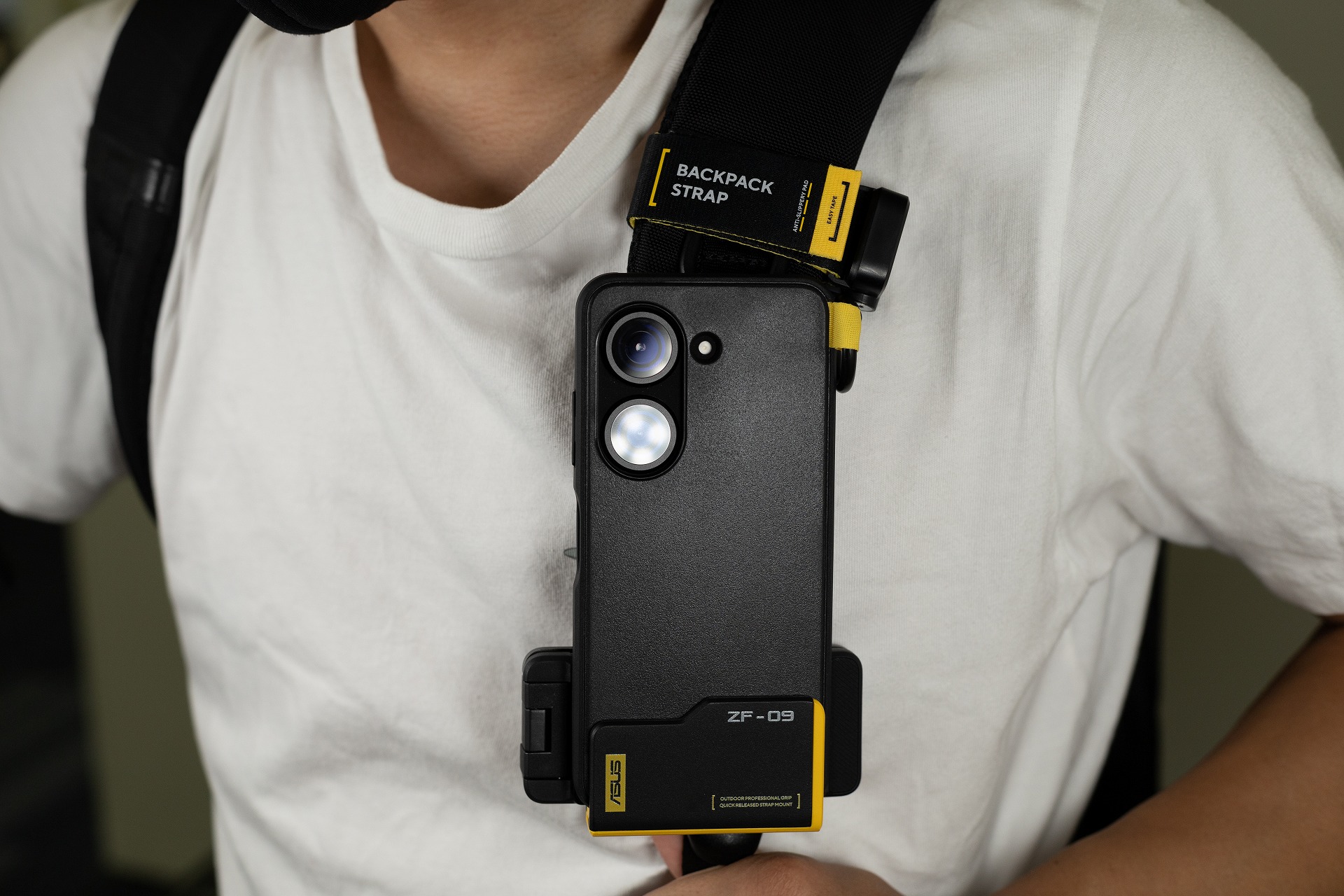 アウトドアケースは、リュックサックのショルダーストラップにつけることができる。