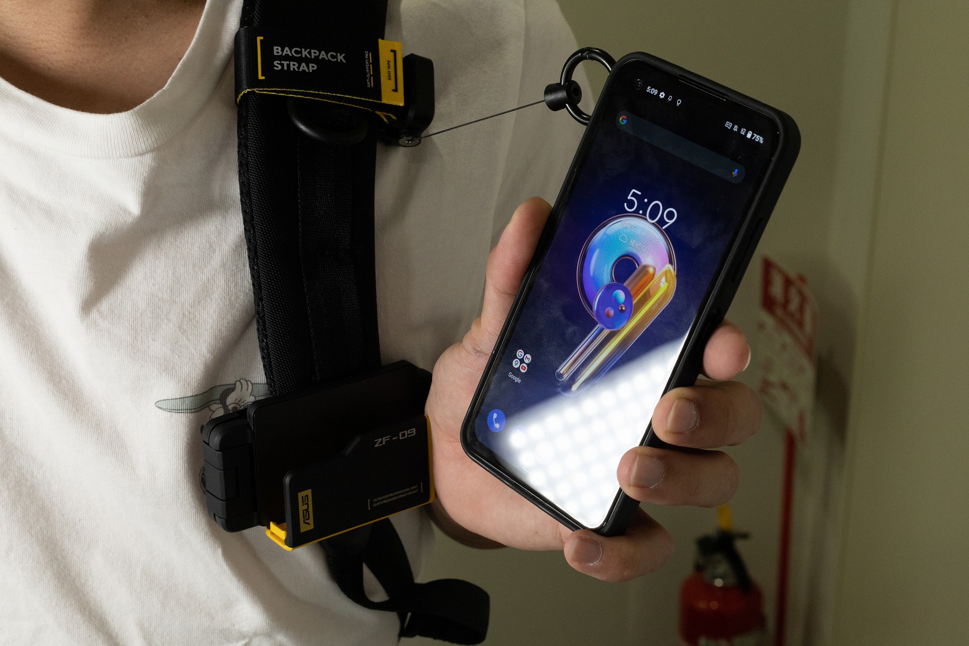 ケースがリールと繋がっていることによって、手が滑っても落ちることはない。